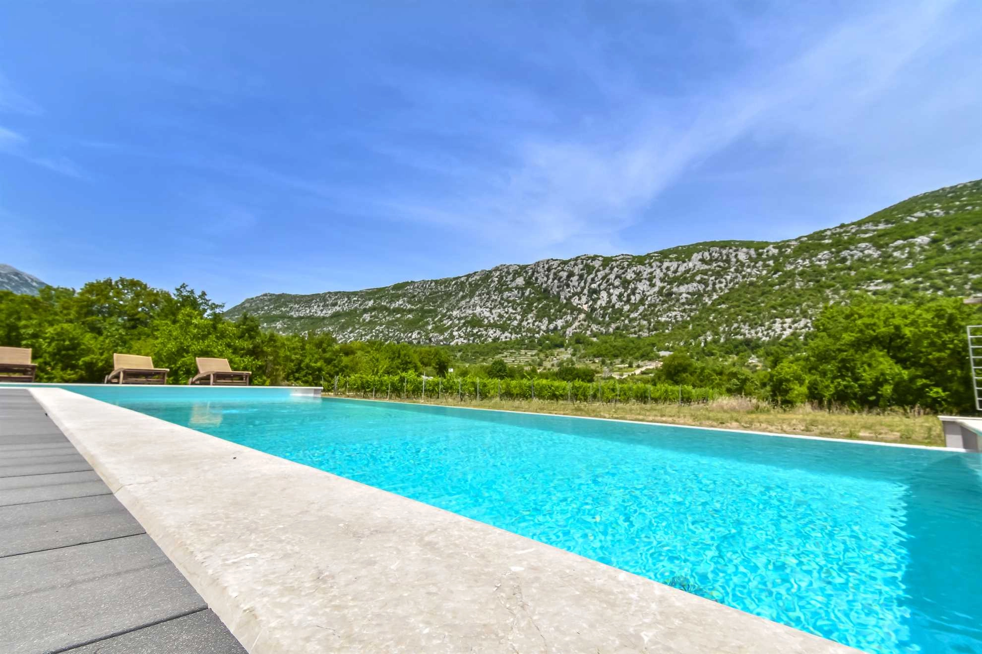 VILLA JURE IM DALMATINISCHEN HINTERLAND, BEHEIZTER POOL, SAUNA, IN DER NÄHE VON BIOKOVO - 1301672 Villa Jure im dalmatinischen Hinterland, beheizter Pool, Sauna, in der Nähe von Biokovo