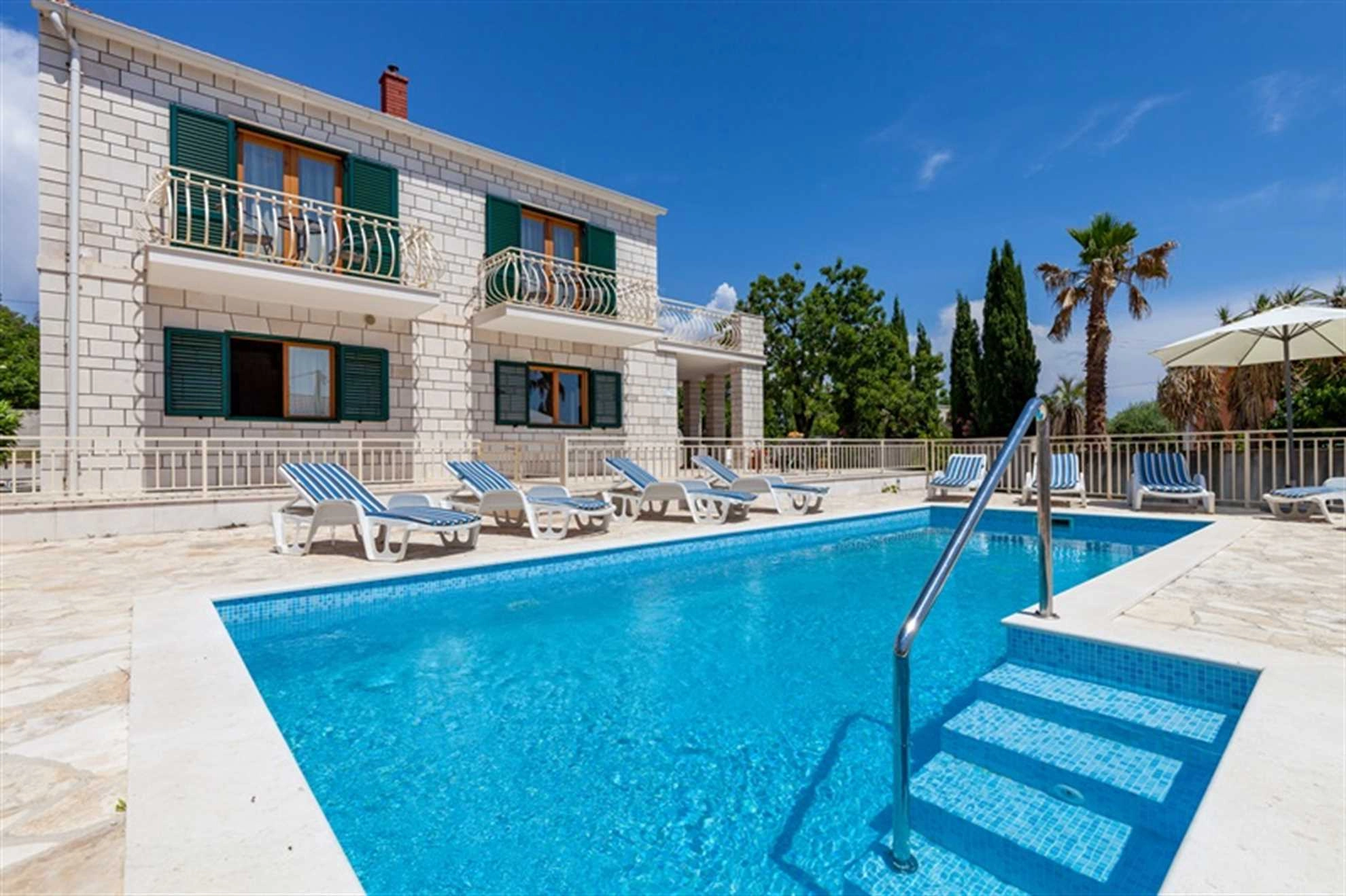 Family Villa Vjeka with Private Pool, playground in Sumartin, Brac Island