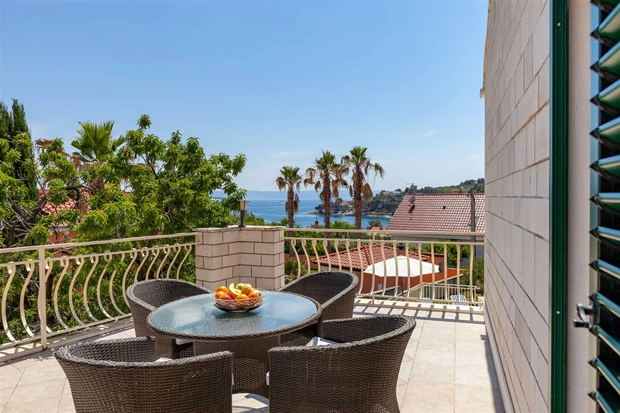 Family Villa Vjeka with Private Pool, playground in Sumartin, Brac Island