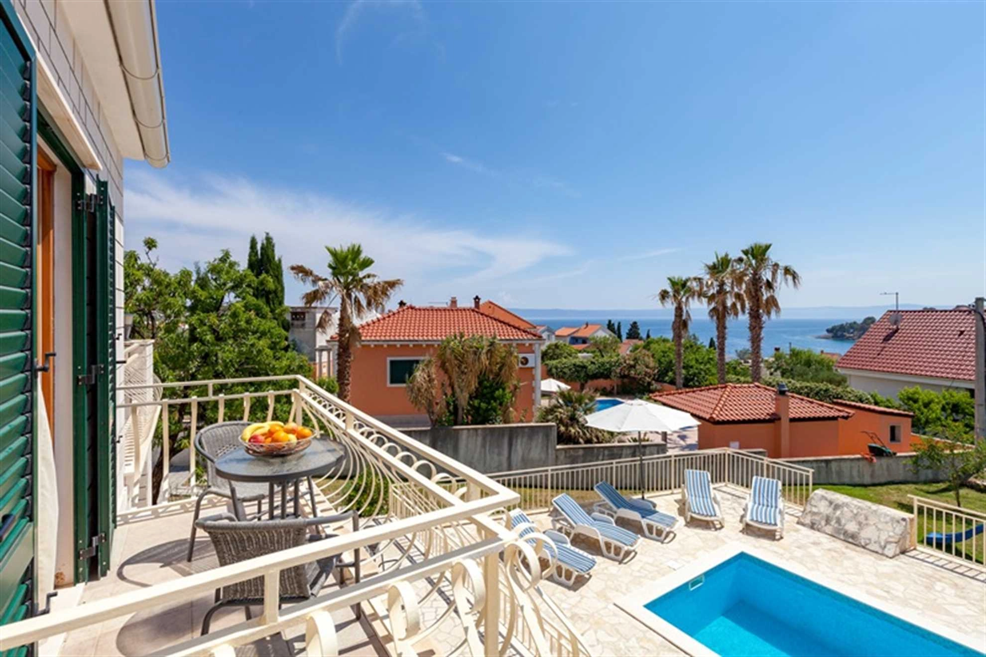 Family Villa Vjeka with Private Pool, playground in Sumartin, Brac Island