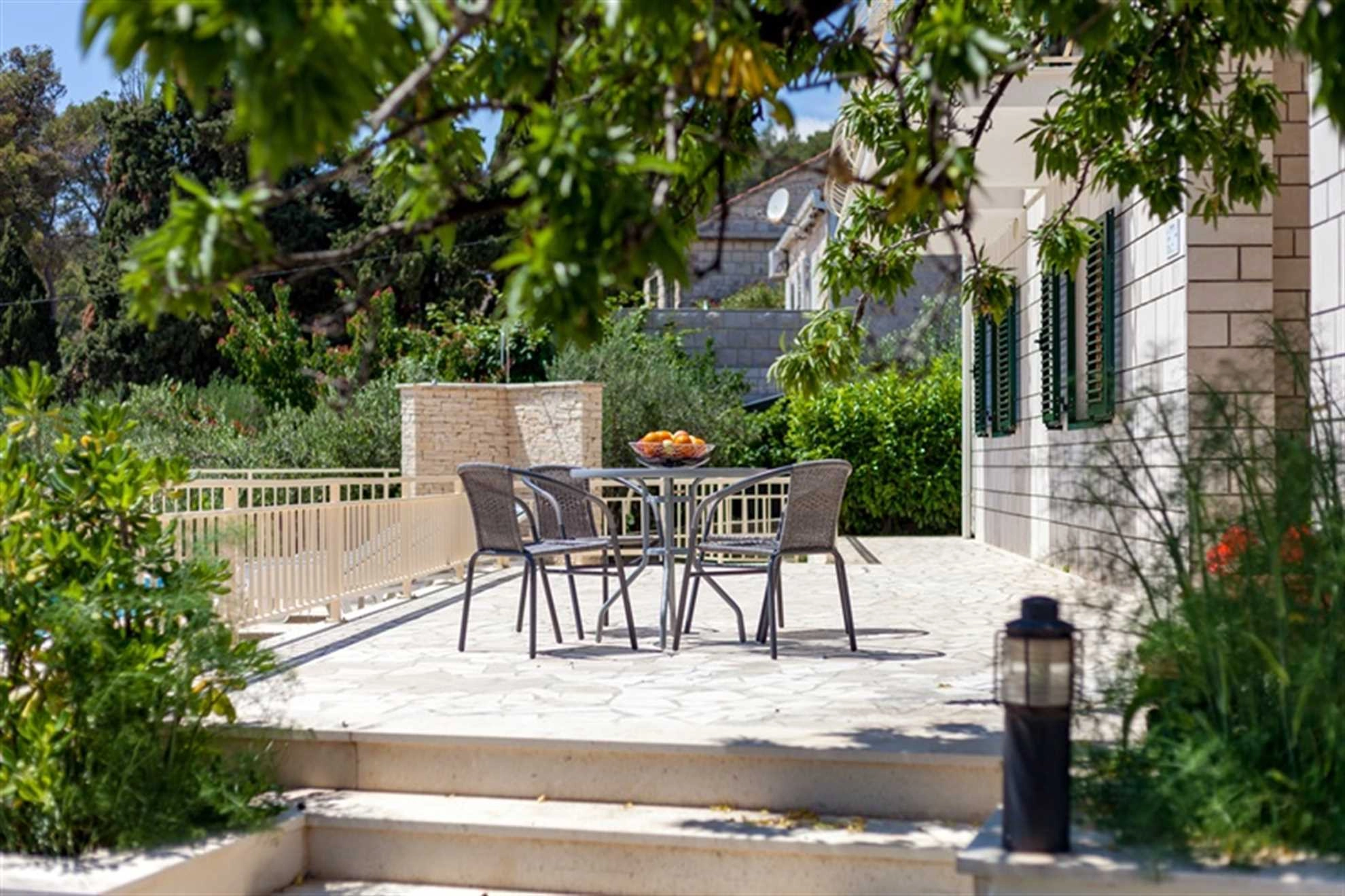 Family Villa Vjeka with Private Pool, playground in Sumartin, Brac Island