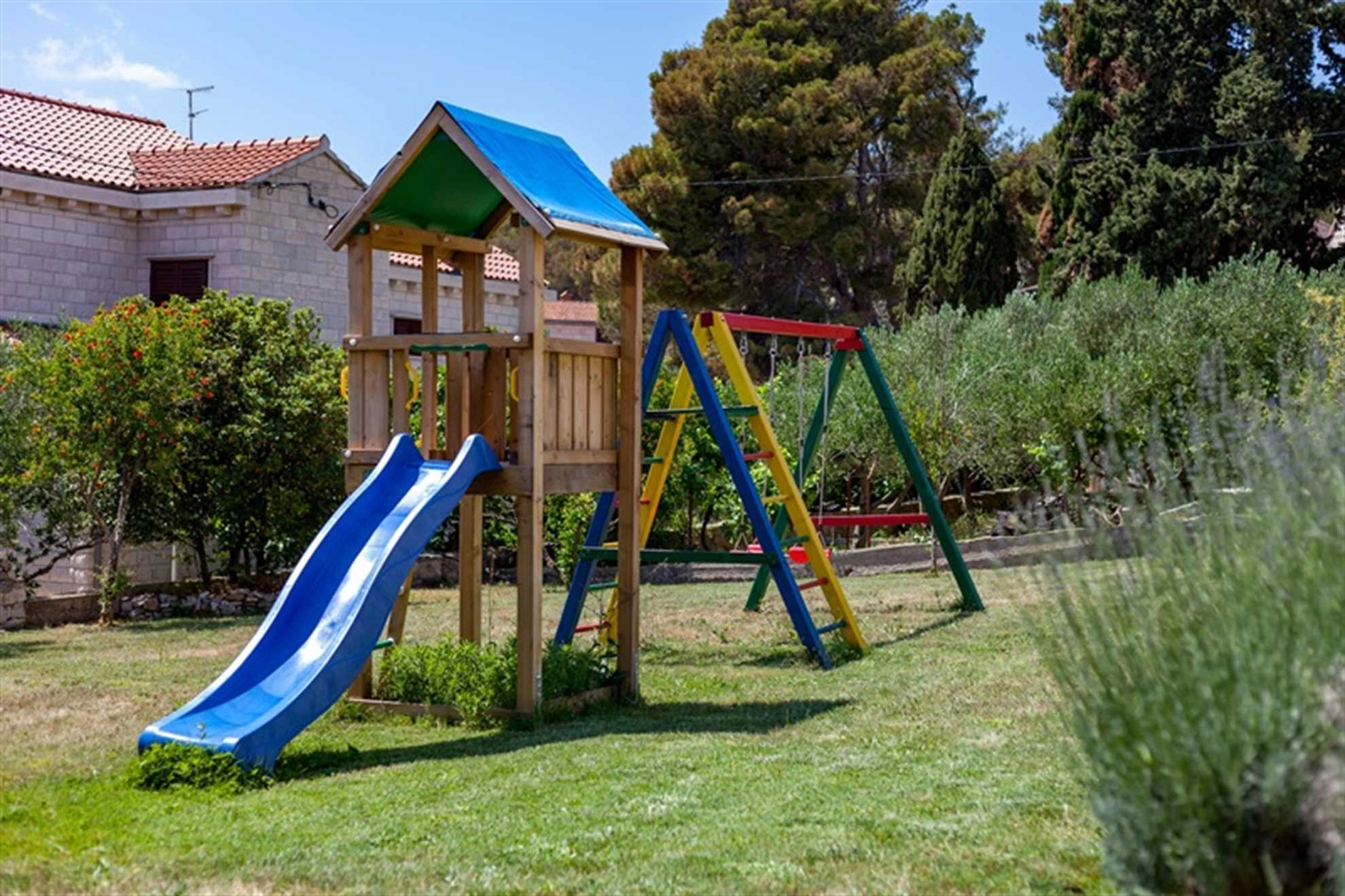 Family Villa Vjeka with Private Pool, playground in Sumartin, Brac Island