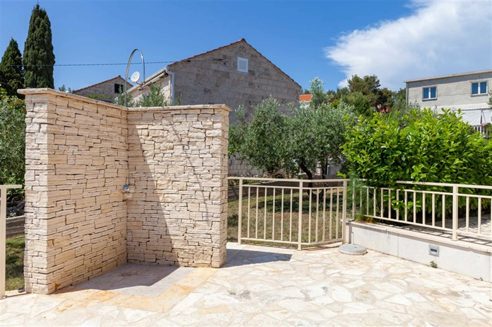 Family Villa Vjeka with Private Pool, playground in Sumartin, Brac Island