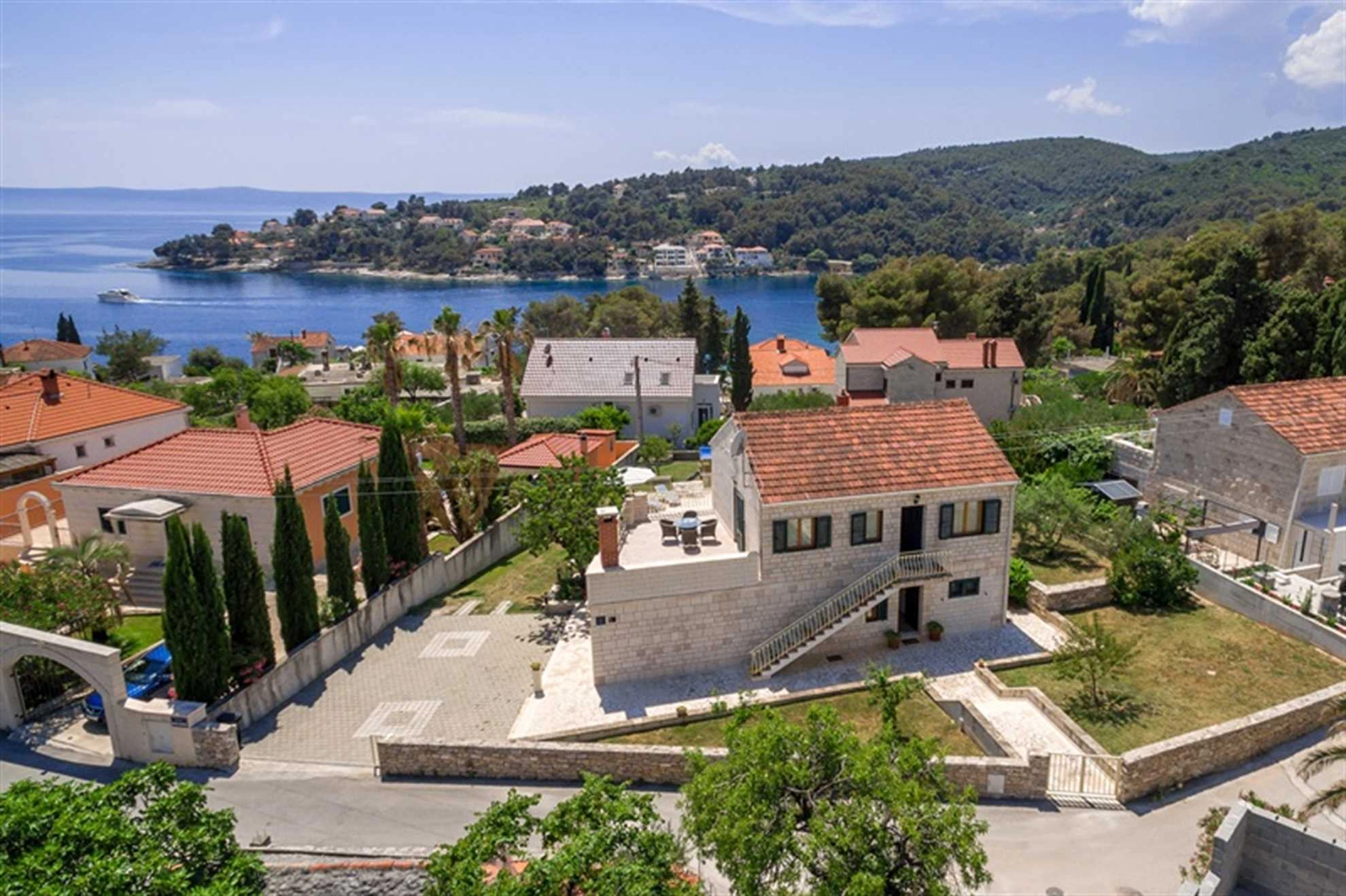 Family Villa Vjeka with Private Pool, playground in Sumartin, Brac Island
