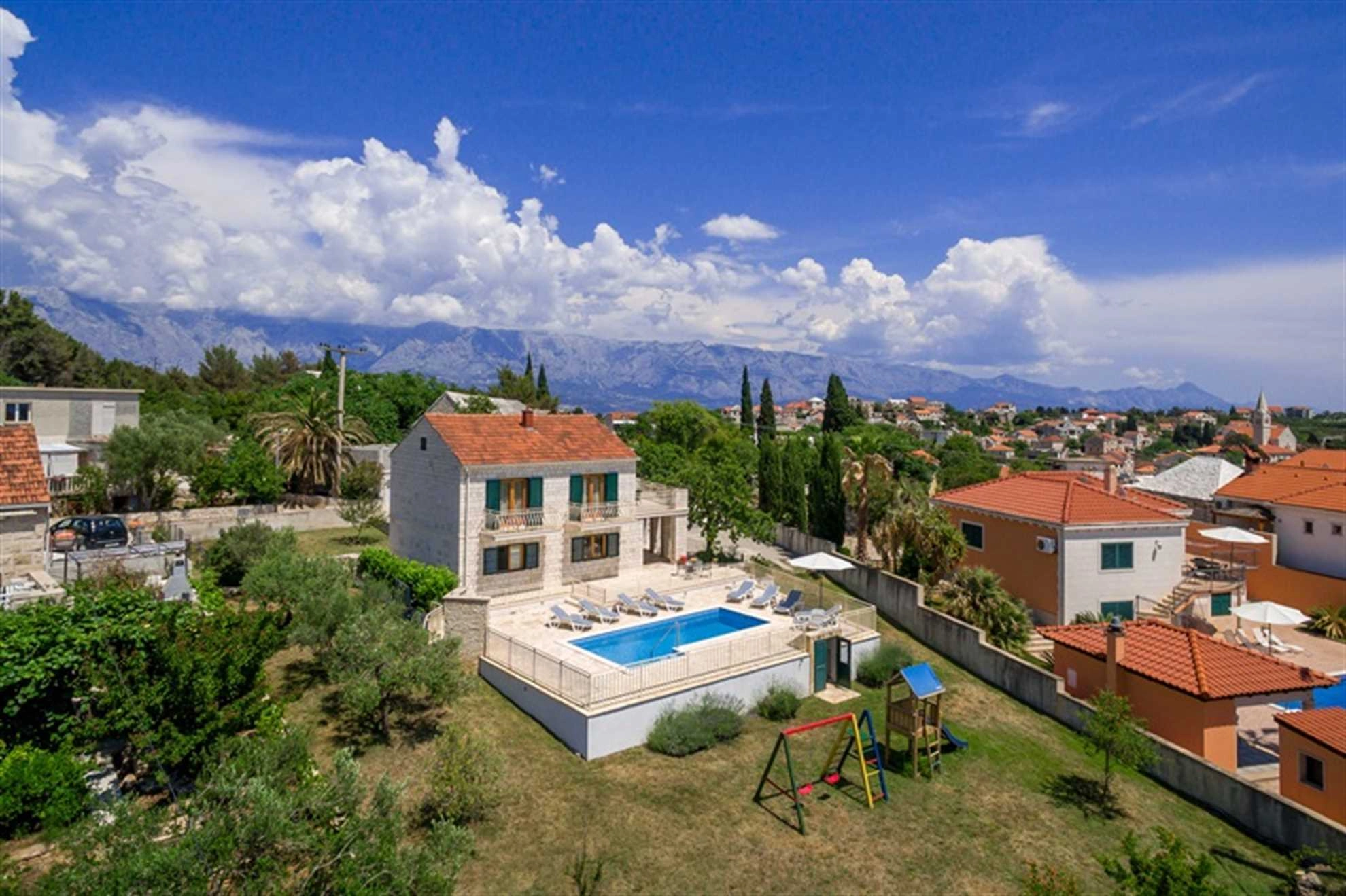 Family Villa Vjeka with Private Pool, playground in Sumartin, Brac Island