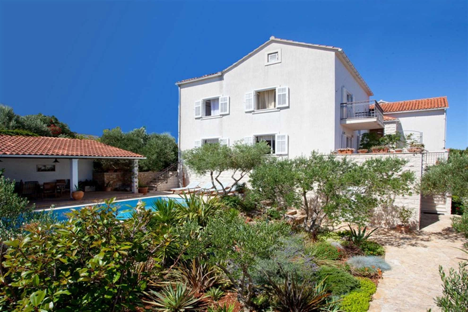 VILLA LUKRECIA IN SUPETAR, PRIVATE POOL, GARDEN, PERFECT FOR FAMILIES - 187733 Villa Lukrecia in Supetar, private pool, garden, perfect for families