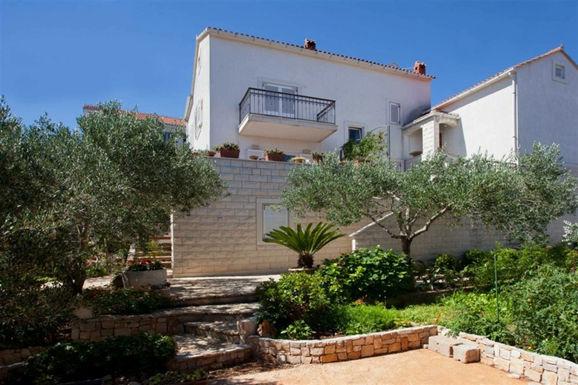 VILLA LUKRECIA IN SUPETAR, PRIVATE POOL, GARDEN, PERFECT FOR FAMILIES - 187735 Villa Lukrecia in Supetar, private pool, garden, perfect for families