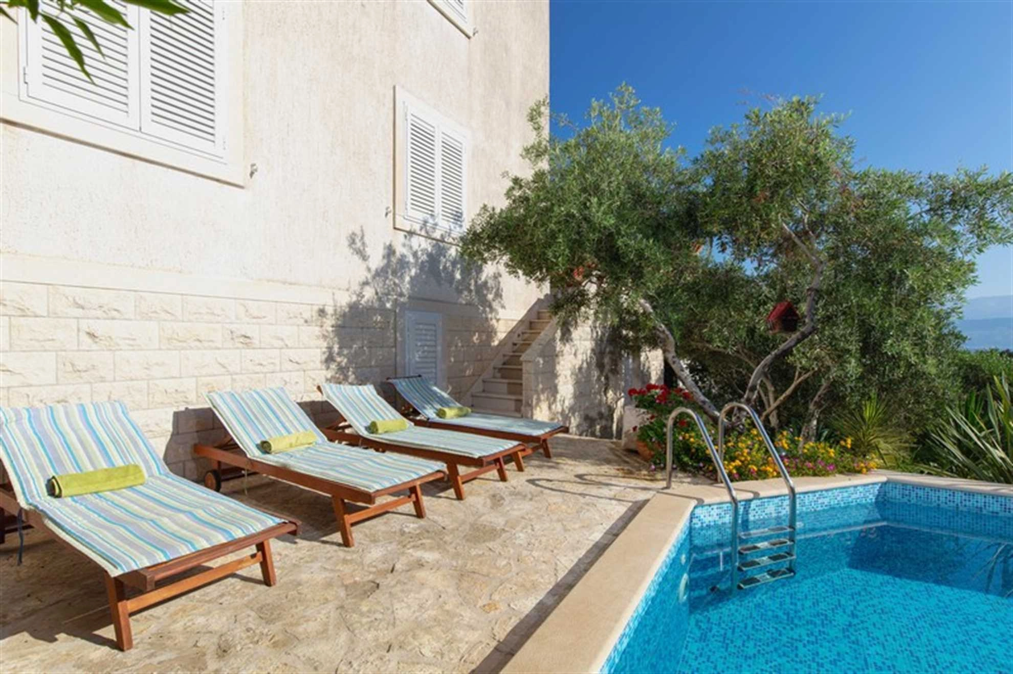 VILLA LUKRECIA IN SUPETAR, PRIVATE POOL, GARDEN, PERFECT FOR FAMILIES - 187737 Villa Lukrecia in Supetar, private pool, garden, perfect for families