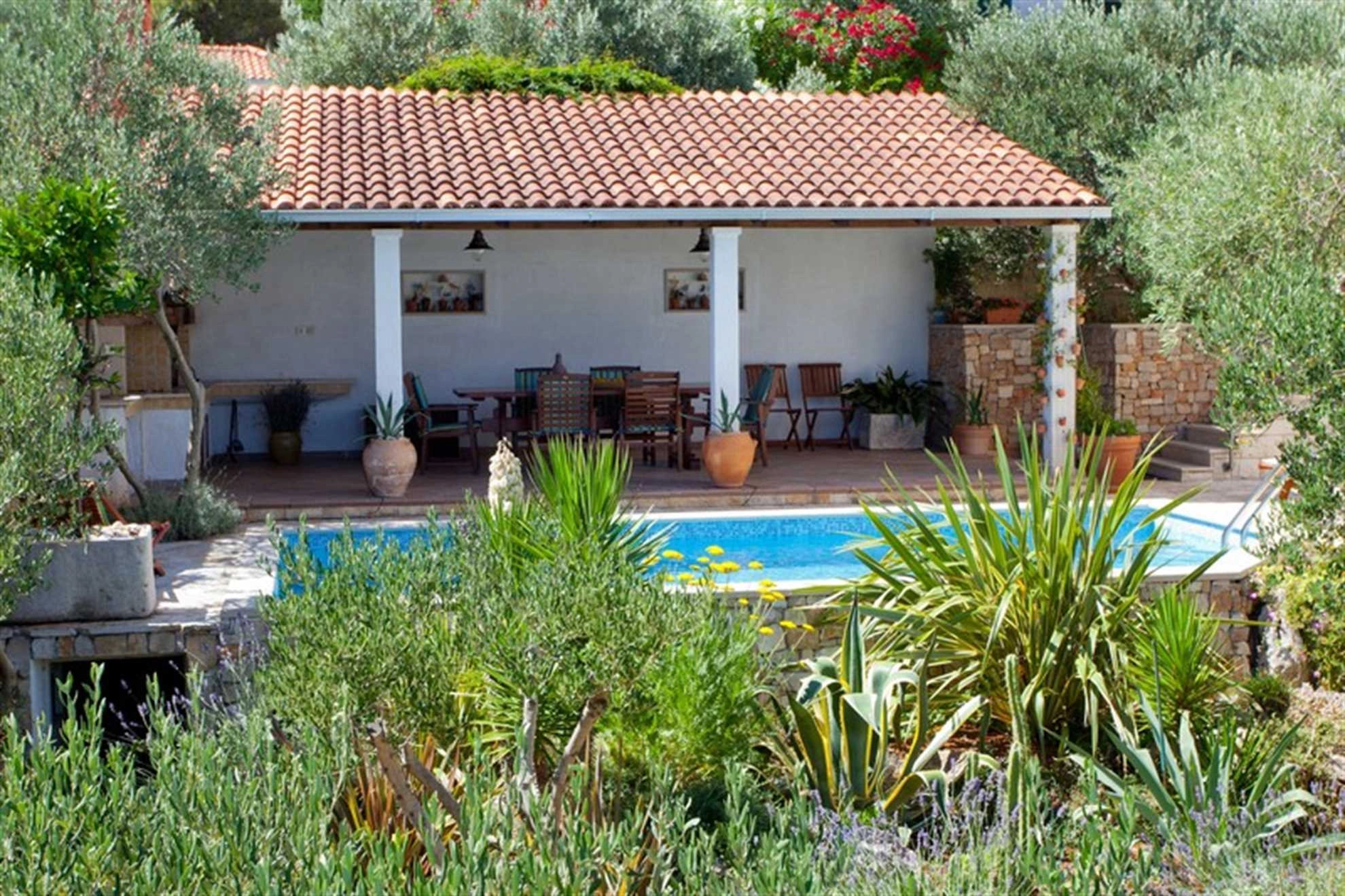 VILLA LUKRECIA IN SUPETAR, PRIVATE POOL, GARDEN, PERFECT FOR FAMILIES - 187738 Villa Lukrecia in Supetar, private pool, garden, perfect for families