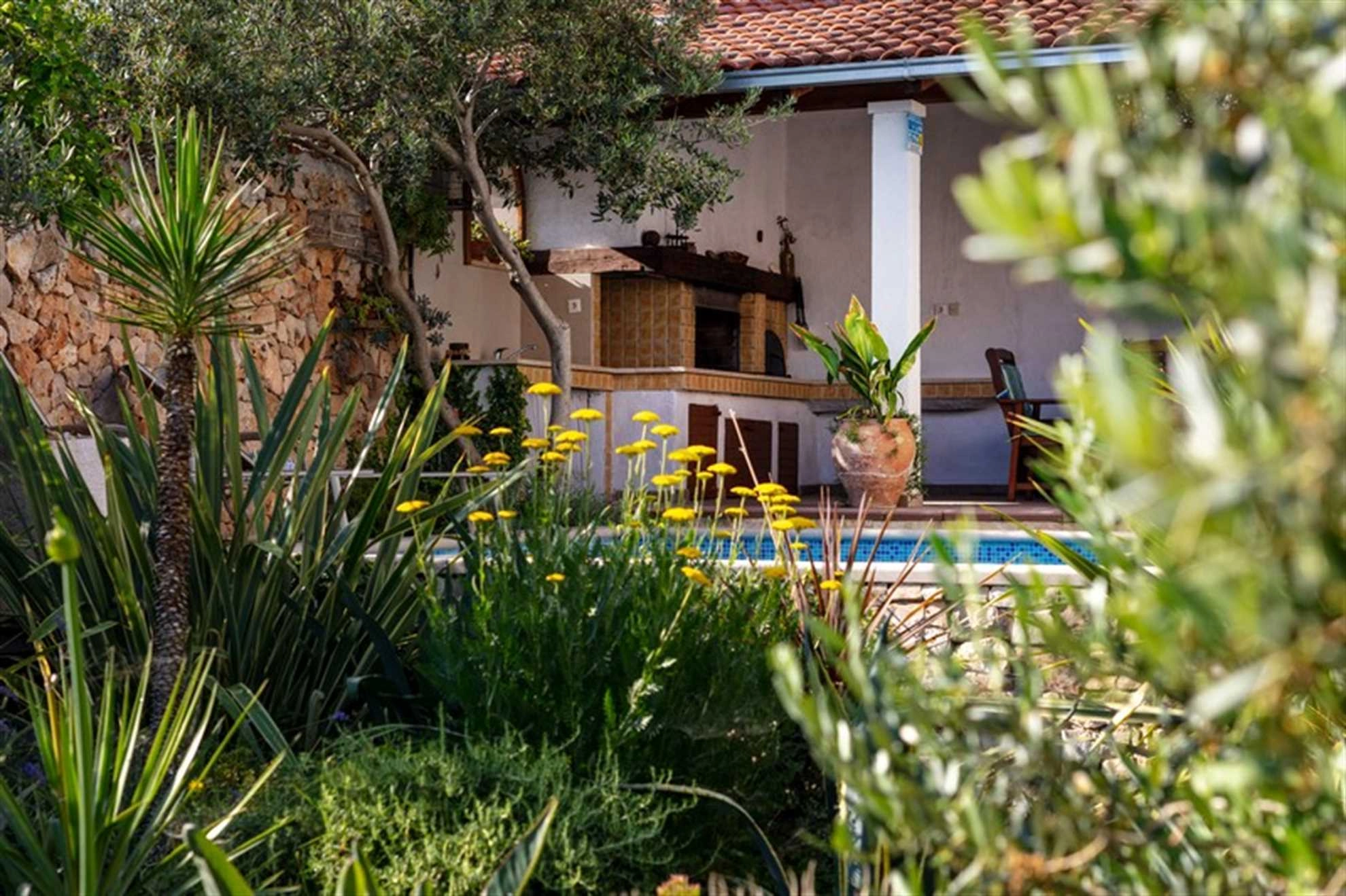 VILLA LUKRECIA IN SUPETAR, PRIVATE POOL, GARDEN, PERFECT FOR FAMILIES - 187741 Villa Lukrecia in Supetar, private pool, garden, perfect for families