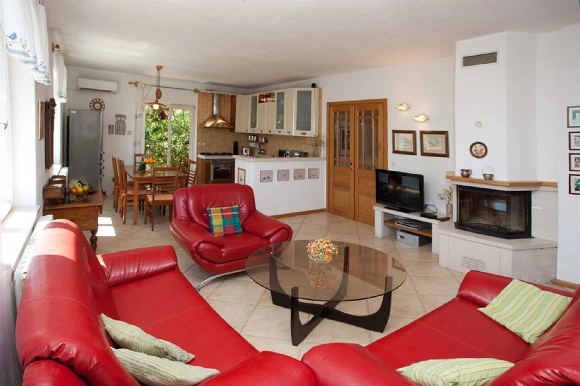 VILLA LUKRECIA IN SUPETAR, PRIVATE POOL, GARDEN, PERFECT FOR FAMILIES - 187743 Villa Lukrecia in Supetar, private pool, garden, perfect for families