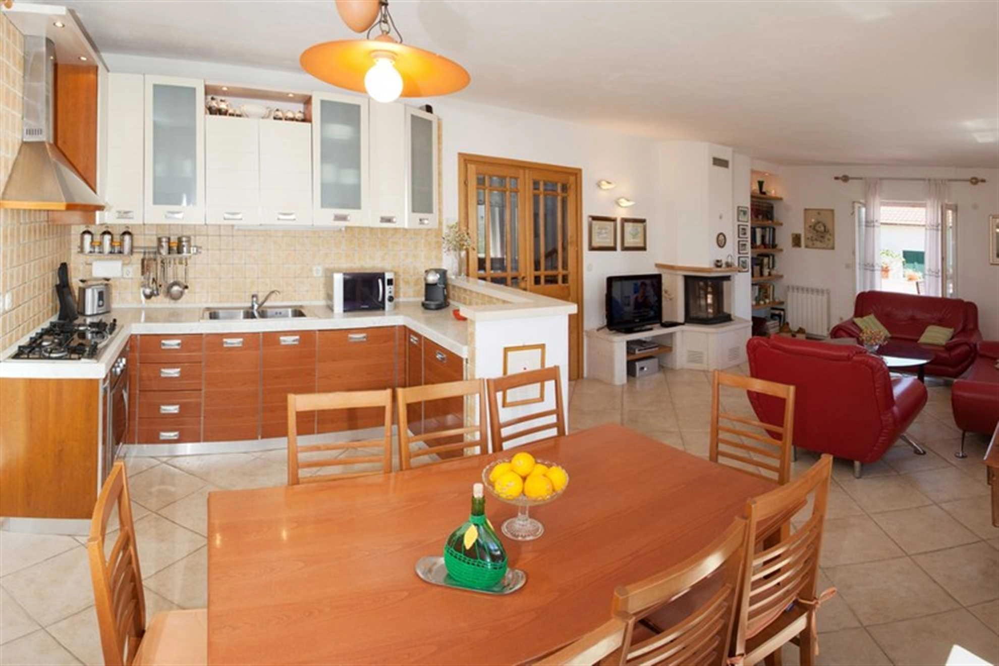 VILLA LUKRECIA IN SUPETAR, PRIVATE POOL, GARDEN, PERFECT FOR FAMILIES - 187746 Villa Lukrecia in Supetar, private pool, garden, perfect for families