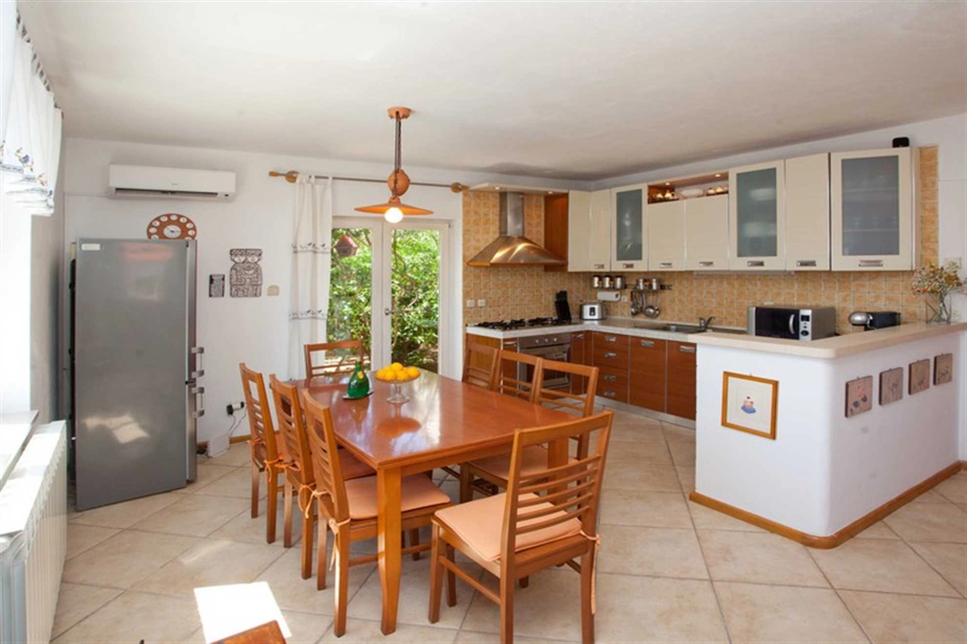 VILLA LUKRECIA IN SUPETAR, PRIVATE POOL, GARDEN, PERFECT FOR FAMILIES - 187748 Villa Lukrecia in Supetar, private pool, garden, perfect for families