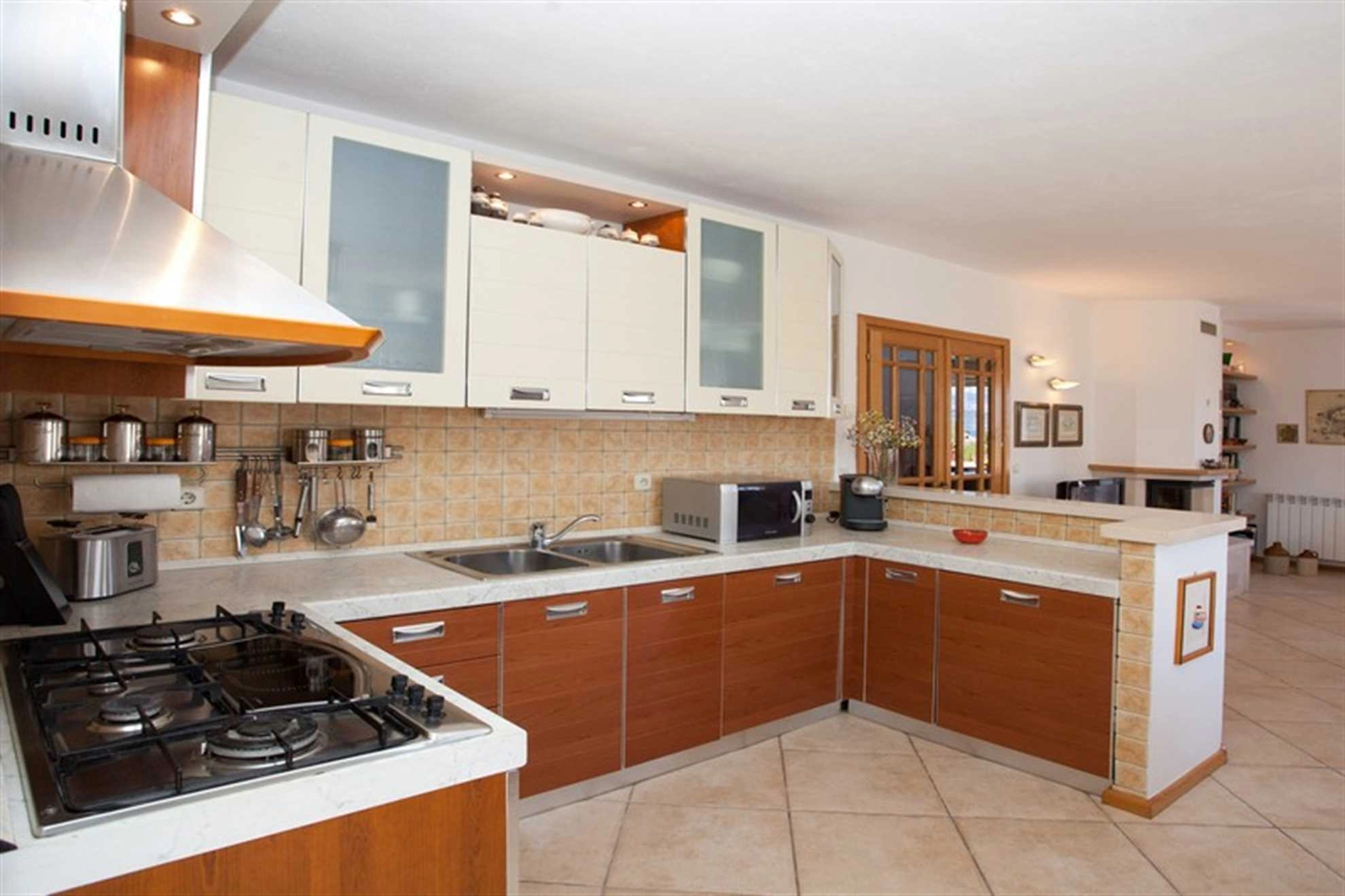 VILLA LUKRECIA IN SUPETAR, PRIVATE POOL, GARDEN, PERFECT FOR FAMILIES - 187749 Villa Lukrecia in Supetar, private pool, garden, perfect for families