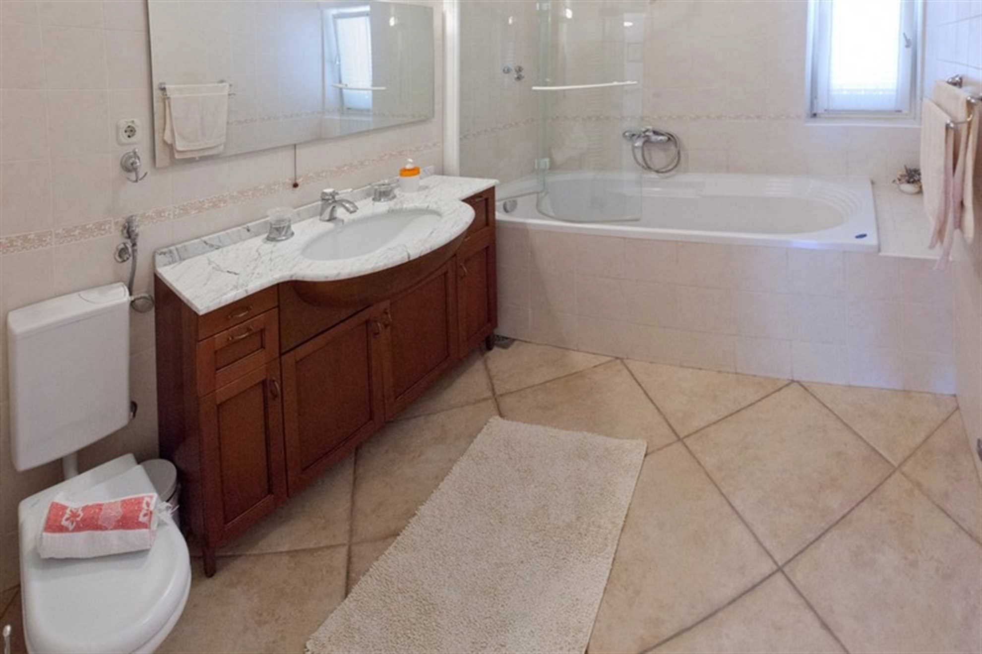 VILLA LUKRECIA IN SUPETAR, PRIVATE POOL, GARDEN, PERFECT FOR FAMILIES - 187751 Villa Lukrecia in Supetar, private pool, garden, perfect for families