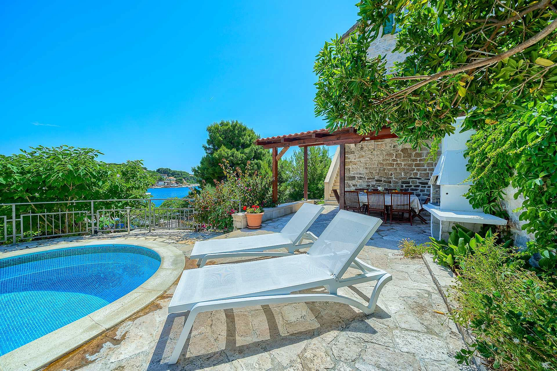 Traditional Villa Bonaca in Sumartin with private pool, Brač Island, near sea