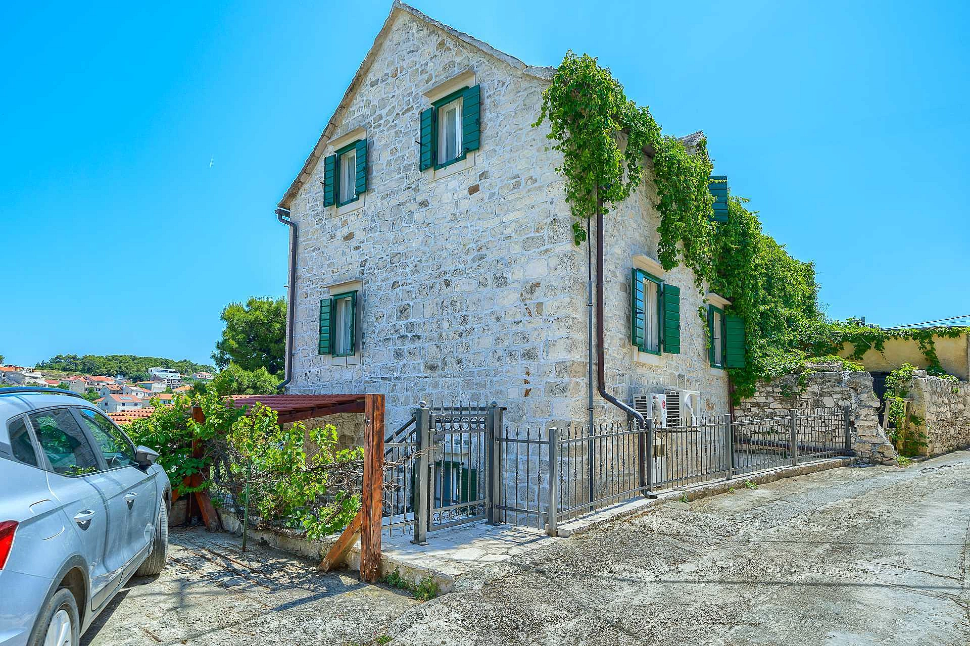Traditional Villa Bonaca in Sumartin with private pool, Brač Island, near sea