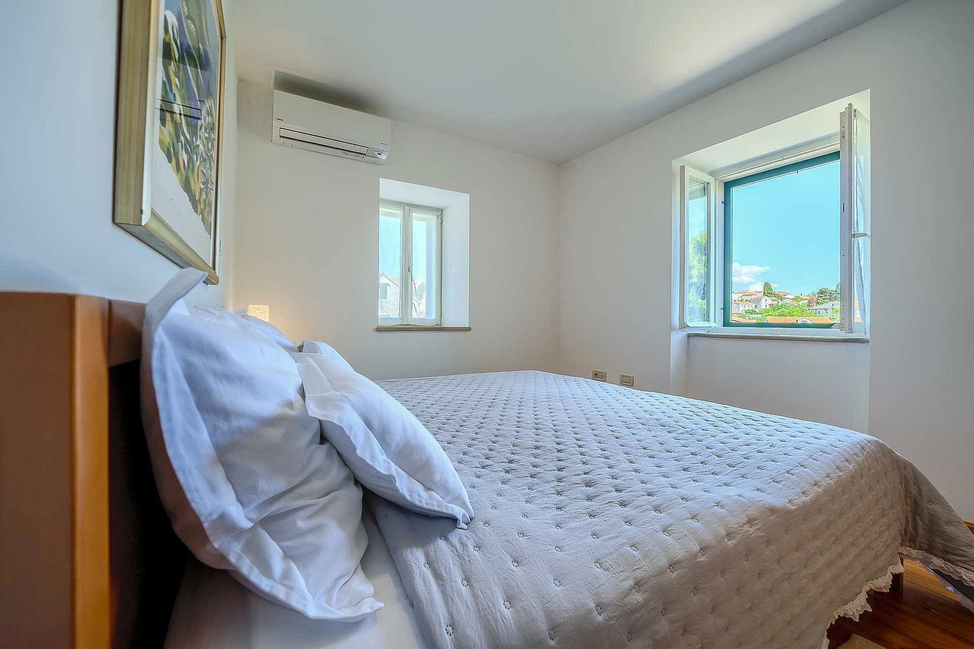 Traditional Villa Bonaca in Sumartin with private pool, Brač Island, near sea