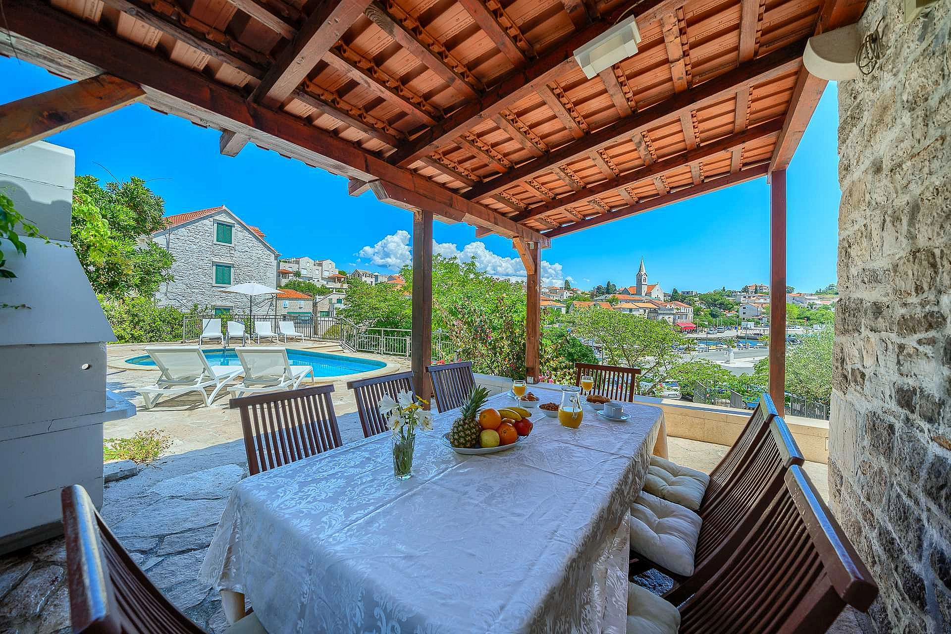 Traditional Villa Bonaca in Sumartin with private pool, Brač Island, near sea