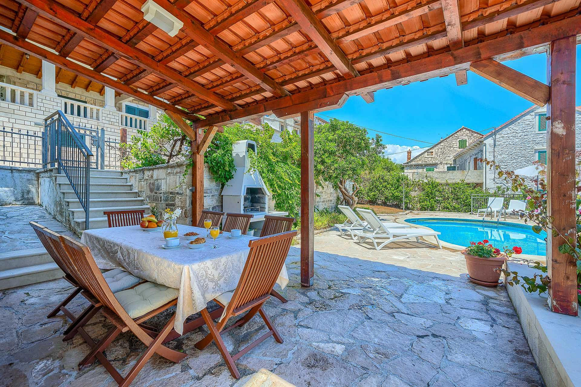 Traditional Villa Bonaca in Sumartin with private pool, Brač Island, near sea