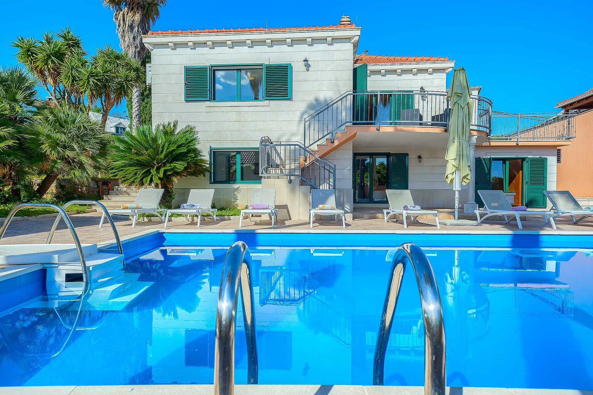 FAMILY VILLA RASOTICA WITH LARGE SWIMMING POOL, OUTDOOR KITCHEN - 2197375 Family Villa Rasotica with large swimming pool, outdoor kitchen
