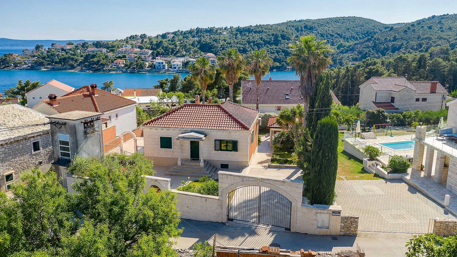 FAMILY VILLA RASOTICA WITH LARGE SWIMMING POOL, OUTDOOR KITCHEN - 2197414 Family Villa Rasotica with large swimming pool, outdoor kitchen