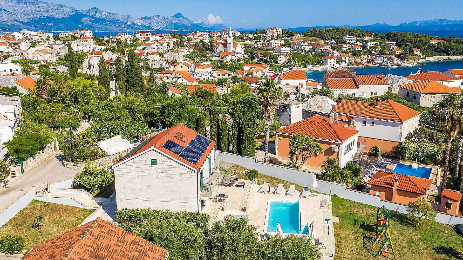 Family Villa Vjeka with Private Pool, playground in Sumartin, Brac Island