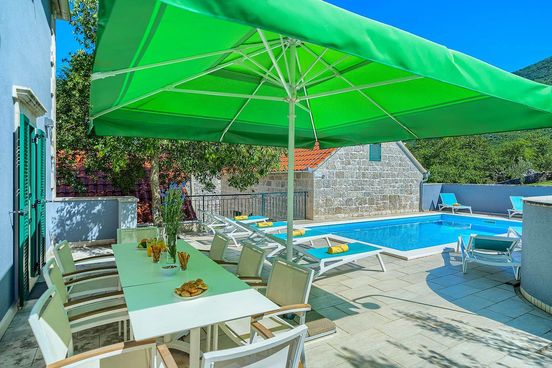 VILLA ROGLIĆ IM DALMATINISCHEN HINTERLAND MIT PRIVATEM POOL, TENNIS-, BOCCIA- UND GOLFPLATZ - 2203168 Villa Roglić im dalmatinischen Hinterland mit privatem Pool, Tennis-, Boccia- und Golfplatz