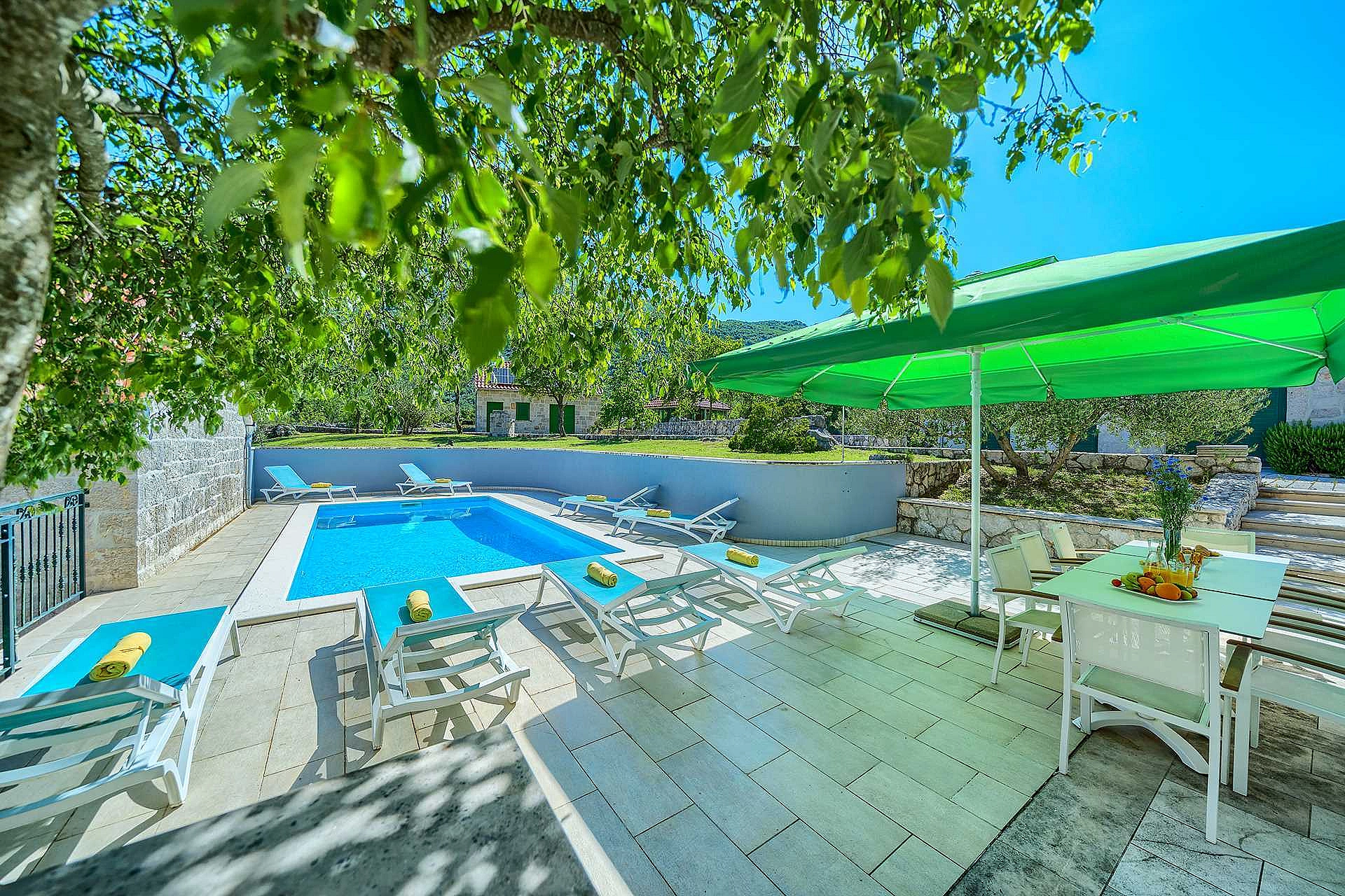 VILLA ROGLIĆ IM DALMATINISCHEN HINTERLAND MIT PRIVATEM POOL, TENNIS-, BOCCIA- UND GOLFPLATZ - 2203169 Villa Roglić im dalmatinischen Hinterland mit privatem Pool, Tennis-, Boccia- und Golfplatz