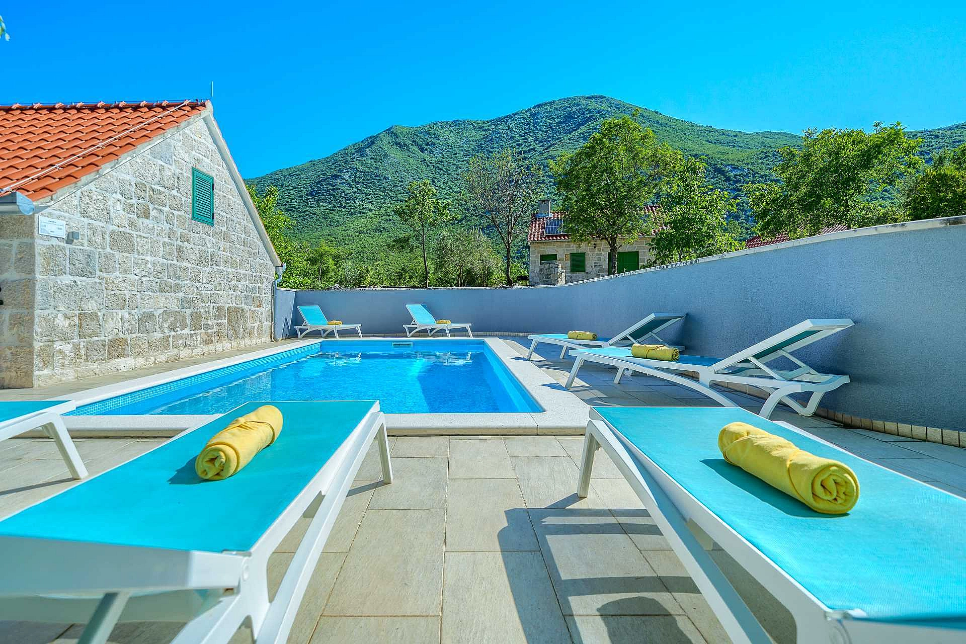 VILLA ROGLIĆ IM DALMATINISCHEN HINTERLAND MIT PRIVATEM POOL, TENNIS-, BOCCIA- UND GOLFPLATZ - 2203170 Villa Roglić im dalmatinischen Hinterland mit privatem Pool, Tennis-, Boccia- und Golfplatz