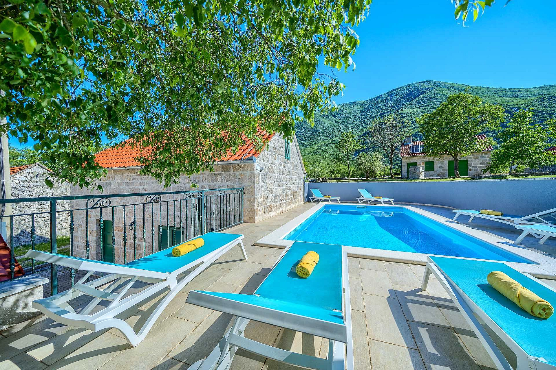 VILLA ROGLIĆ IM DALMATINISCHEN HINTERLAND MIT PRIVATEM POOL, TENNIS-, BOCCIA- UND GOLFPLATZ - 2203171 Villa Roglić im dalmatinischen Hinterland mit privatem Pool, Tennis-, Boccia- und Golfplatz