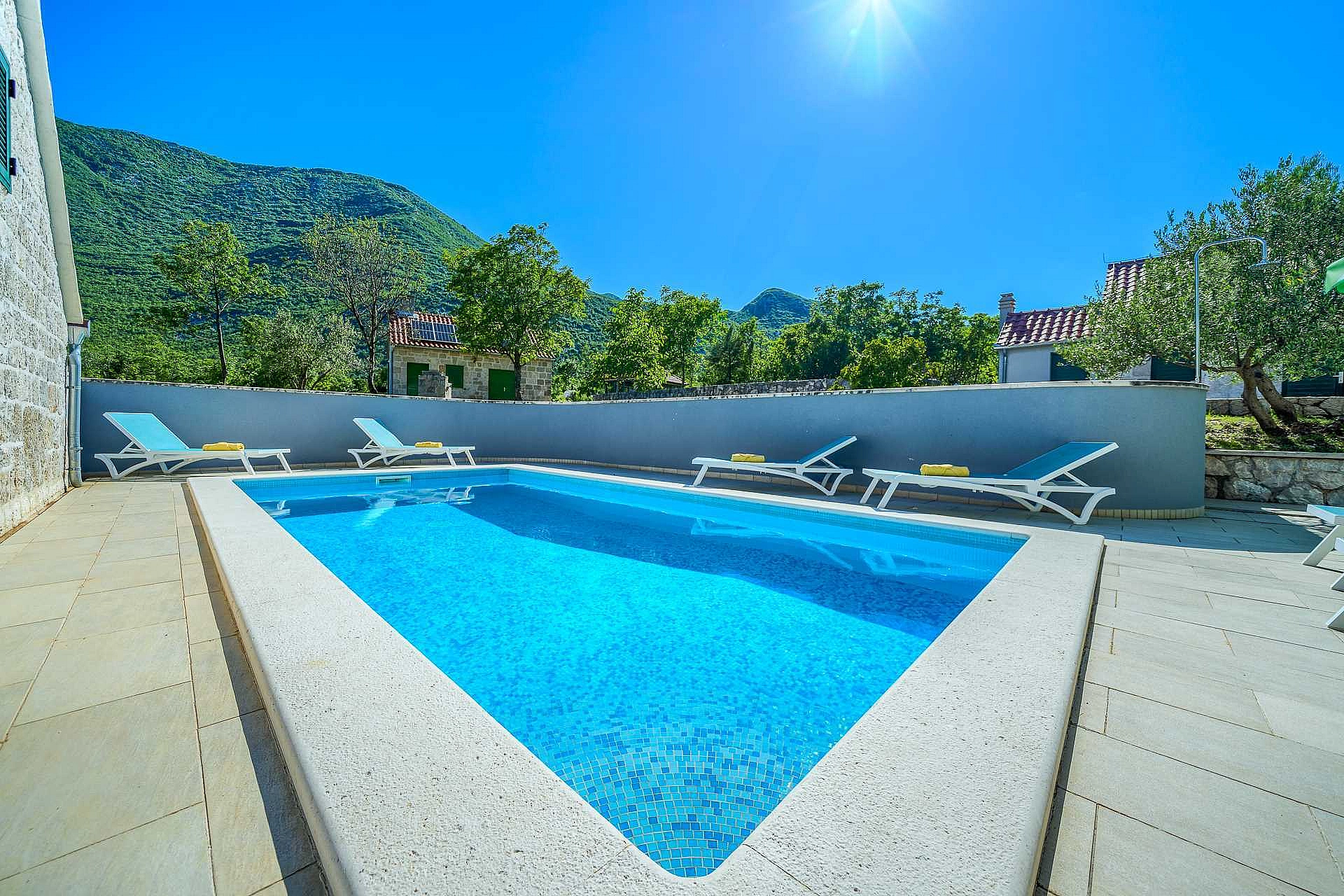 VILLA ROGLIĆ IM DALMATINISCHEN HINTERLAND MIT PRIVATEM POOL, TENNIS-, BOCCIA- UND GOLFPLATZ - 2203172 Villa Roglić im dalmatinischen Hinterland mit privatem Pool, Tennis-, Boccia- und Golfplatz