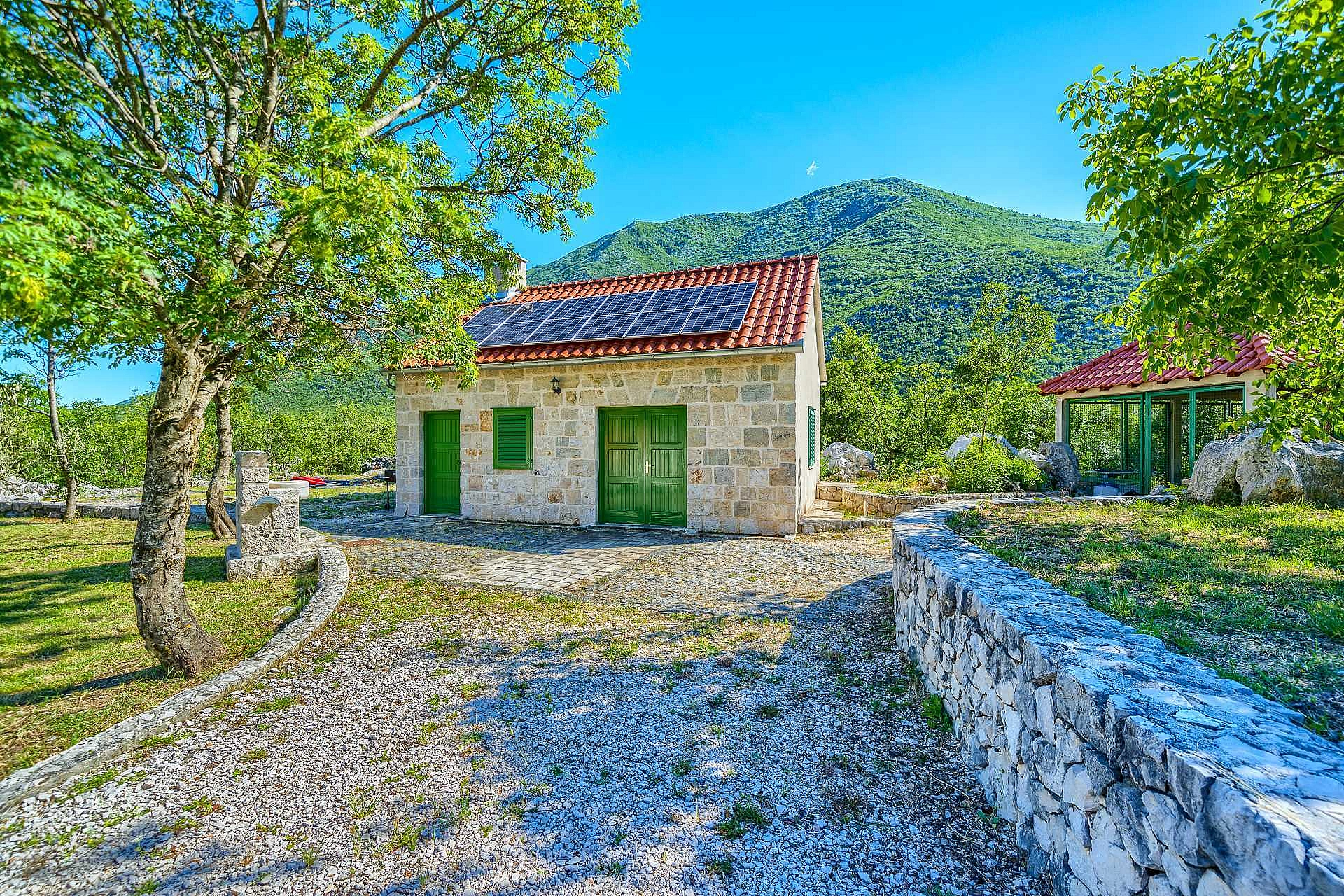 VILLA ROGLIĆ IM DALMATINISCHEN HINTERLAND MIT PRIVATEM POOL, TENNIS-, BOCCIA- UND GOLFPLATZ - 2203173 Villa Roglić im dalmatinischen Hinterland mit privatem Pool, Tennis-, Boccia- und Golfplatz