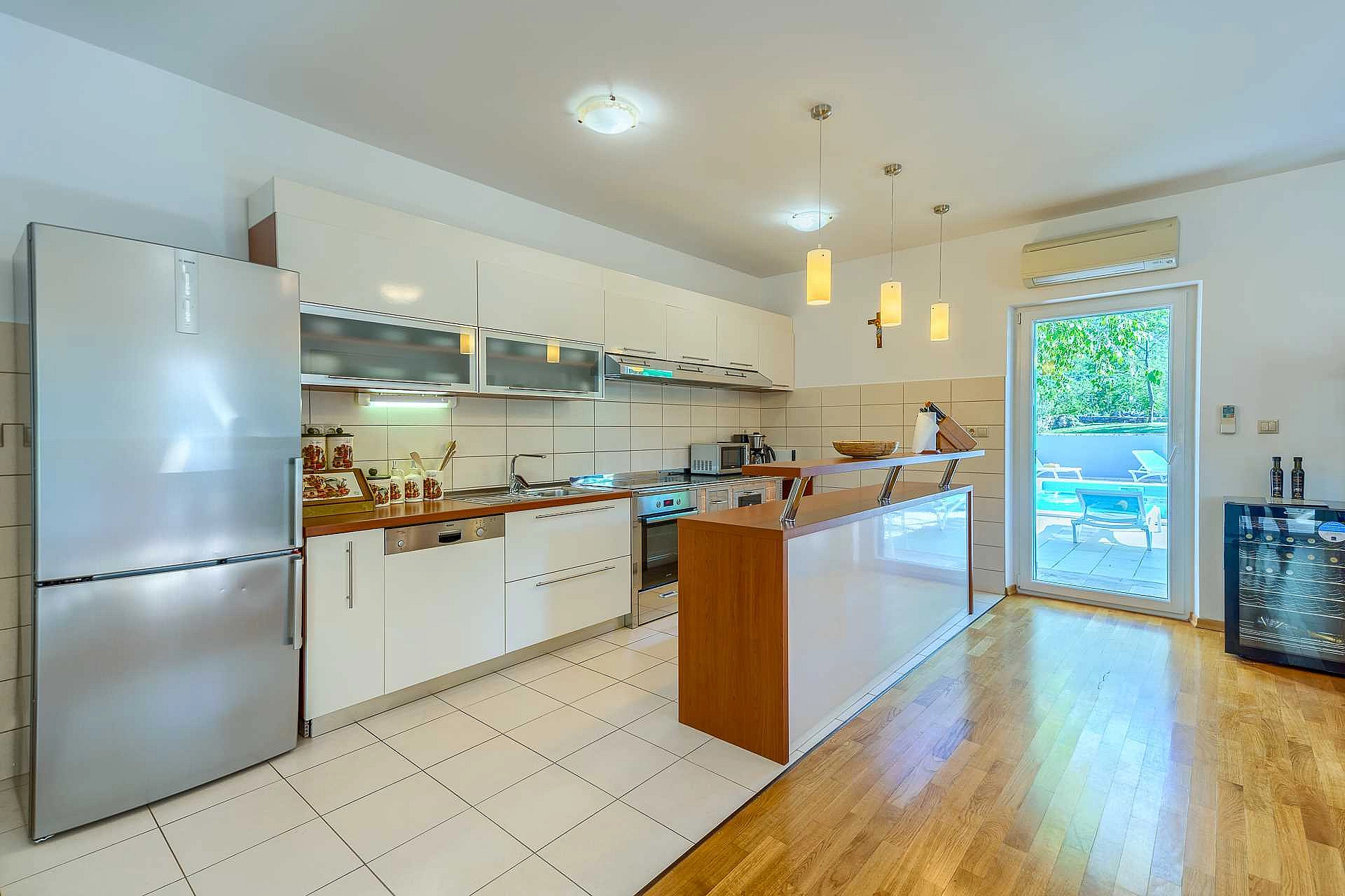 VILLA ROGLIĆ IM DALMATINISCHEN HINTERLAND MIT PRIVATEM POOL, TENNIS-, BOCCIA- UND GOLFPLATZ - 2203181 Villa Roglić im dalmatinischen Hinterland mit privatem Pool, Tennis-, Boccia- und Golfplatz