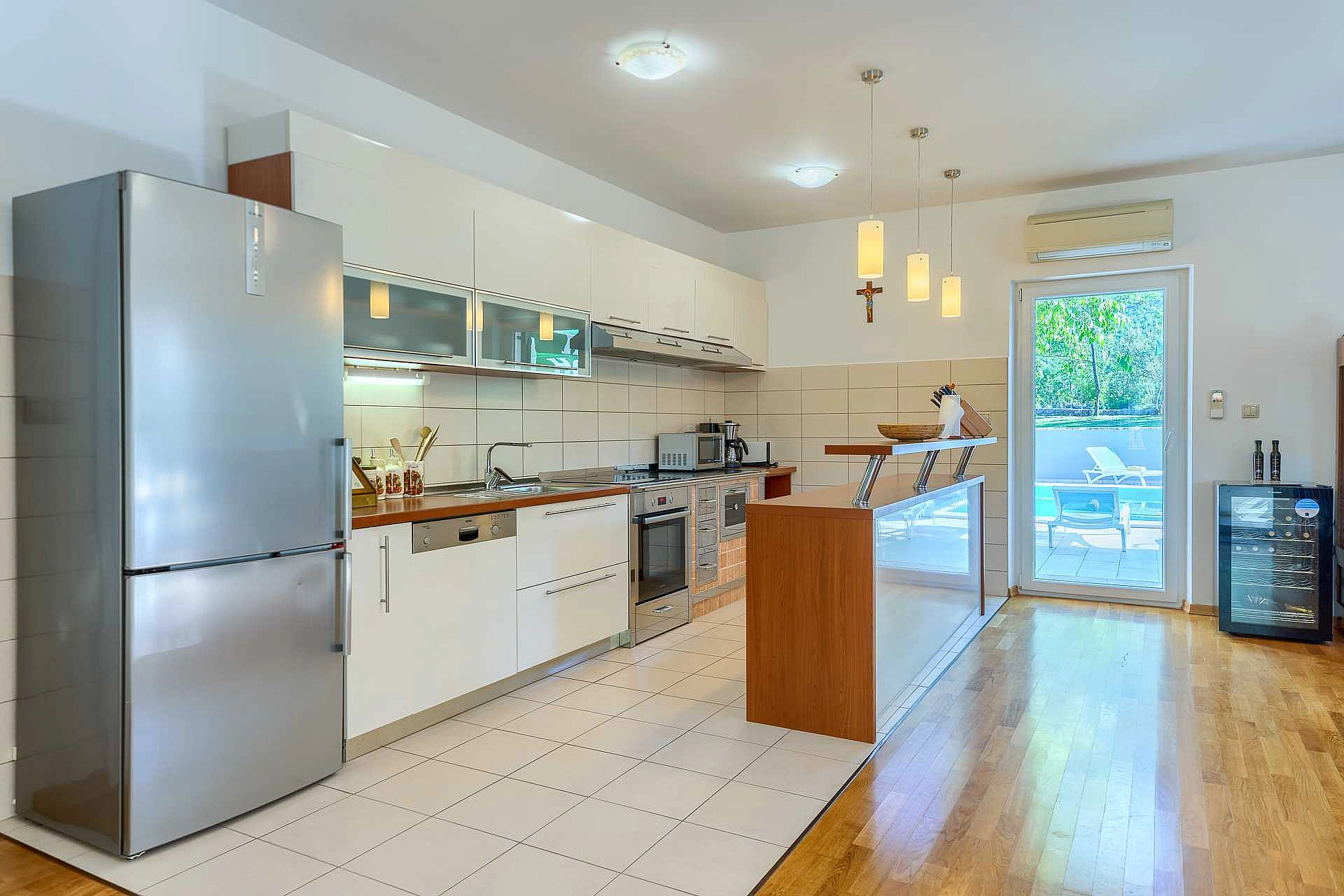 VILLA ROGLIĆ IM DALMATINISCHEN HINTERLAND MIT PRIVATEM POOL, TENNIS-, BOCCIA- UND GOLFPLATZ - 2203189 Villa Roglić im dalmatinischen Hinterland mit privatem Pool, Tennis-, Boccia- und Golfplatz