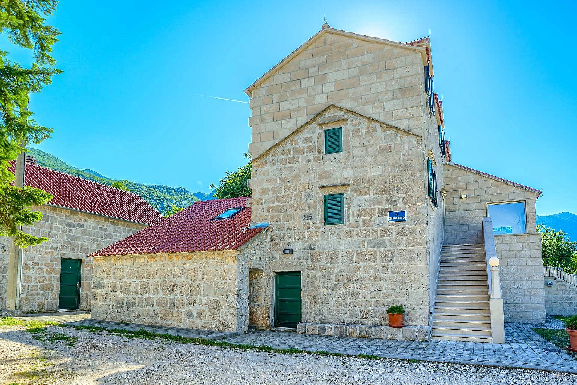 VILLA ROGLIĆ IM DALMATINISCHEN HINTERLAND MIT PRIVATEM POOL, TENNIS-, BOCCIA- UND GOLFPLATZ - 2203190 Villa Roglić im dalmatinischen Hinterland mit privatem Pool, Tennis-, Boccia- und Golfplatz