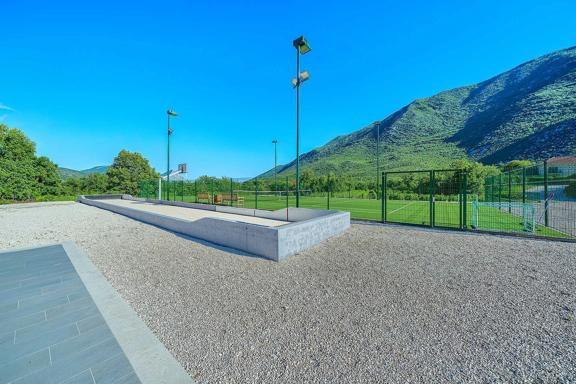 VILLA ROGLIĆ IM DALMATINISCHEN HINTERLAND MIT PRIVATEM POOL, TENNIS-, BOCCIA- UND GOLFPLATZ - 2203194 Villa Roglić im dalmatinischen Hinterland mit privatem Pool, Tennis-, Boccia- und Golfplatz