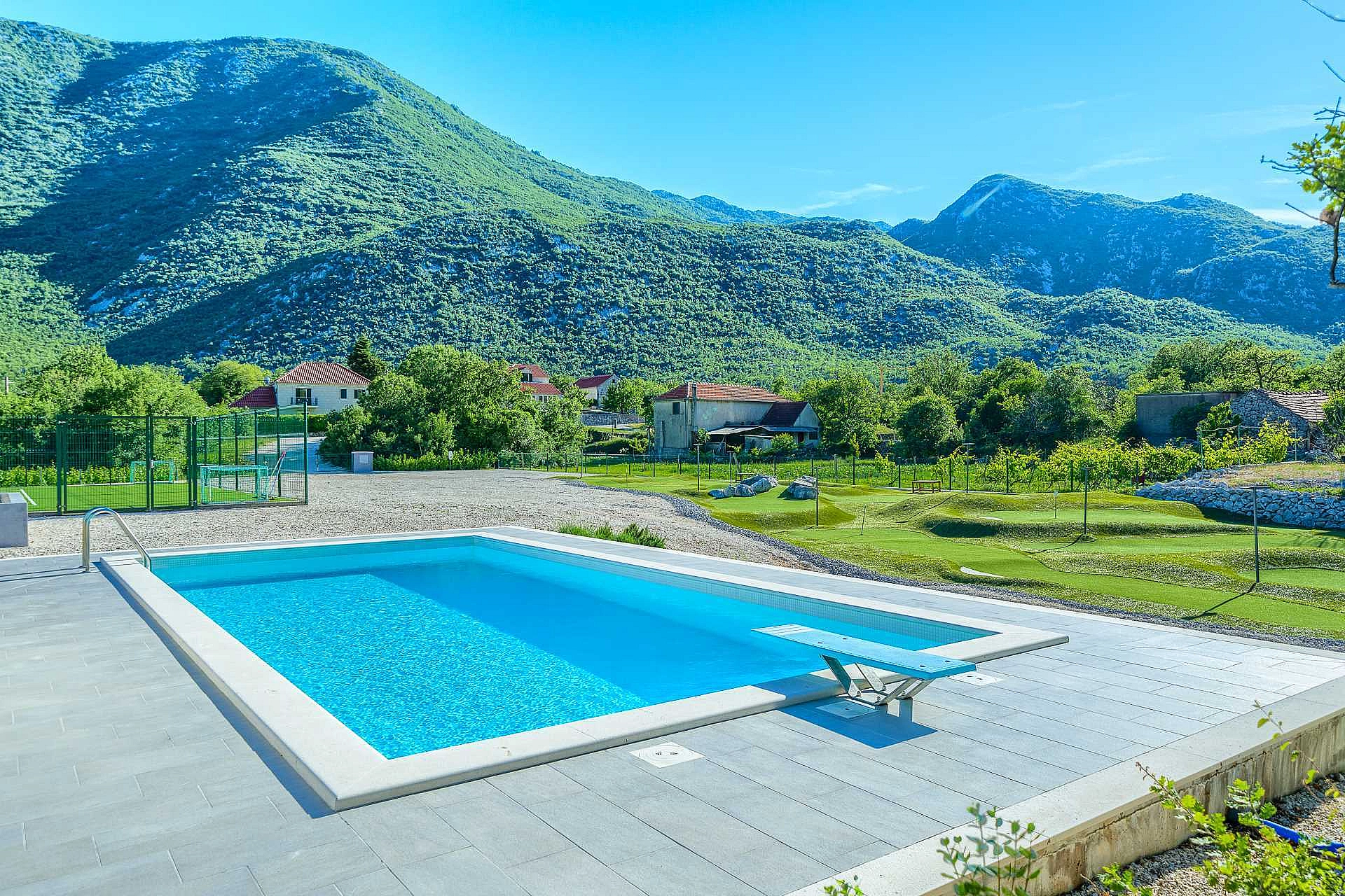 VILLA ROGLIĆ IM DALMATINISCHEN HINTERLAND MIT PRIVATEM POOL, TENNIS-, BOCCIA- UND GOLFPLATZ - 2203195 Villa Roglić im dalmatinischen Hinterland mit privatem Pool, Tennis-, Boccia- und Golfplatz