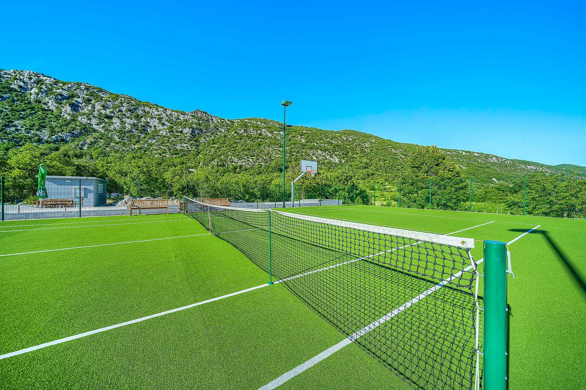 VILLA ROGLIĆ IM DALMATINISCHEN HINTERLAND MIT PRIVATEM POOL, TENNIS-, BOCCIA- UND GOLFPLATZ - 2203199 Villa Roglić im dalmatinischen Hinterland mit privatem Pool, Tennis-, Boccia- und Golfplatz