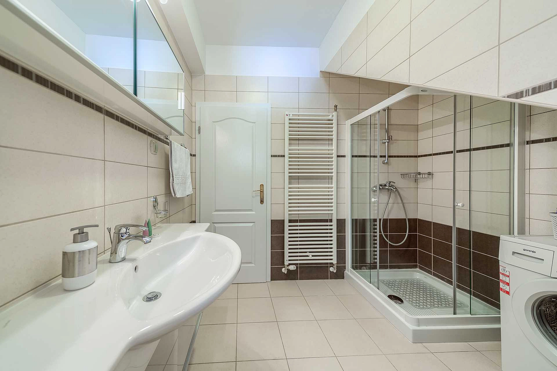 VILLA ROGLIĆ IM DALMATINISCHEN HINTERLAND MIT PRIVATEM POOL, TENNIS-, BOCCIA- UND GOLFPLATZ - 2203202 Villa Roglić im dalmatinischen Hinterland mit privatem Pool, Tennis-, Boccia- und Golfplatz