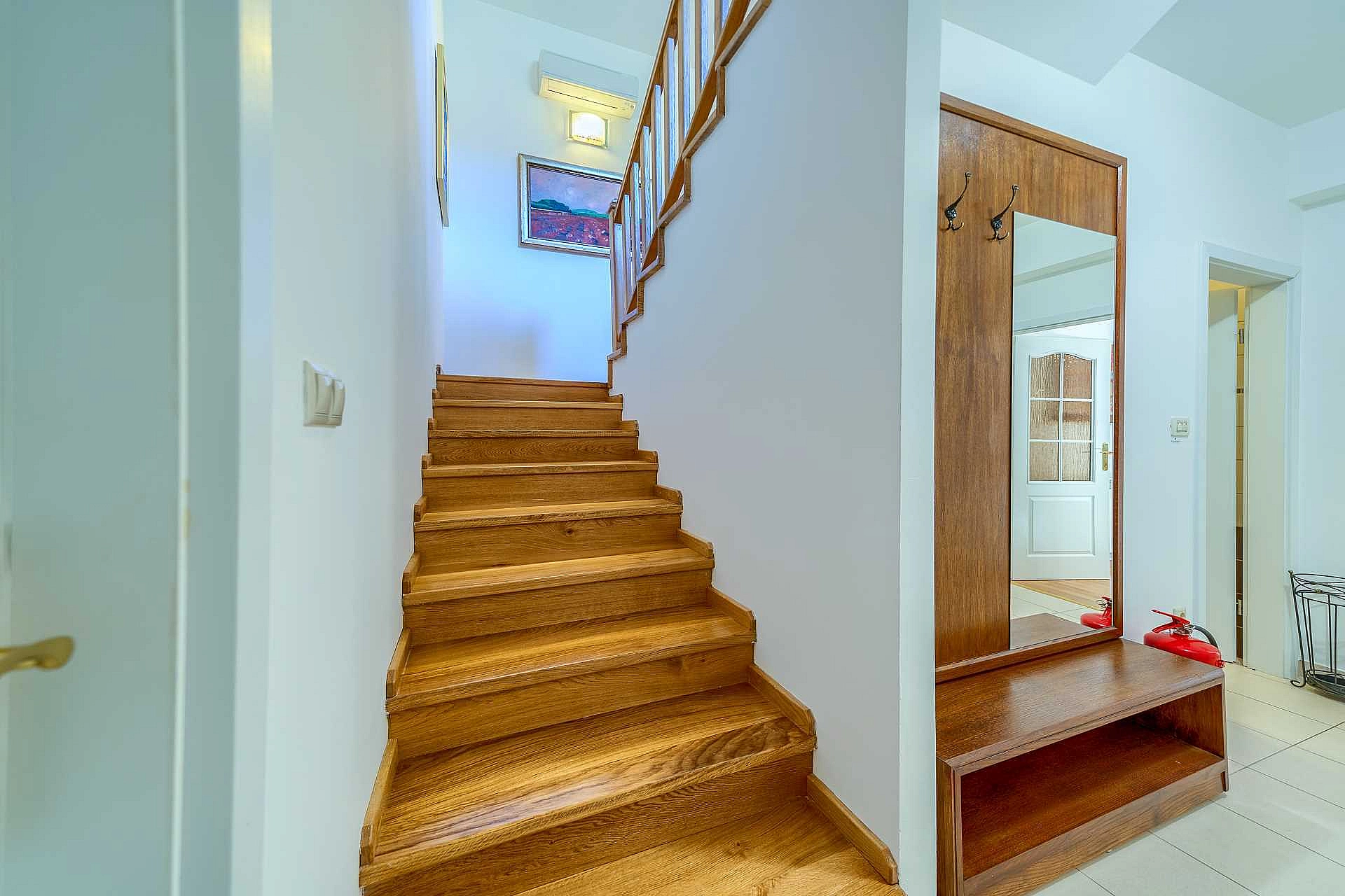 VILLA ROGLIĆ IM DALMATINISCHEN HINTERLAND MIT PRIVATEM POOL, TENNIS-, BOCCIA- UND GOLFPLATZ - 2203206 Villa Roglić im dalmatinischen Hinterland mit privatem Pool, Tennis-, Boccia- und Golfplatz