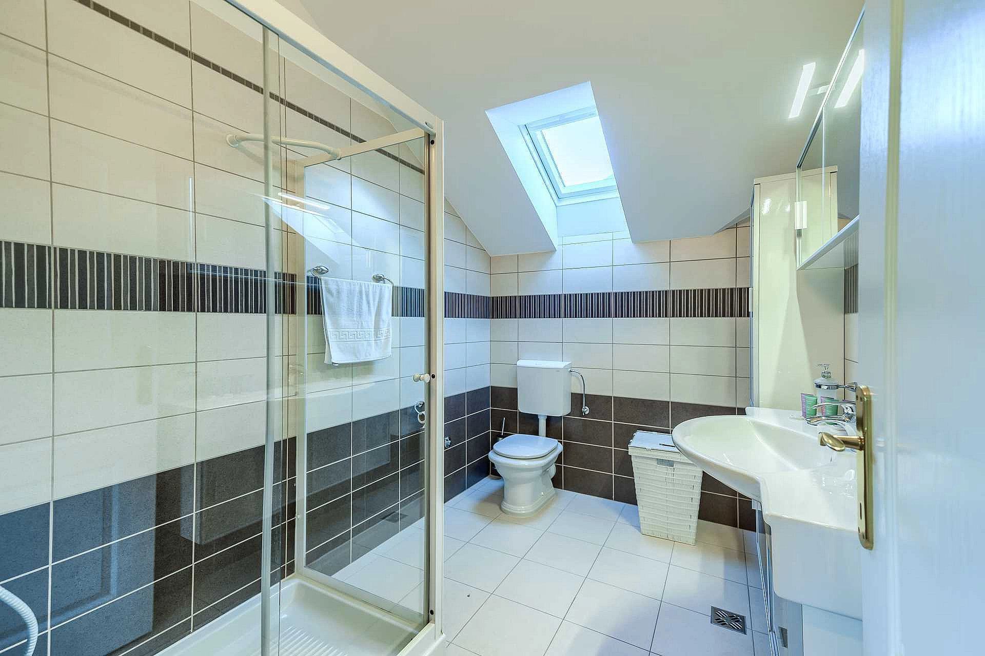 VILLA ROGLIĆ IM DALMATINISCHEN HINTERLAND MIT PRIVATEM POOL, TENNIS-, BOCCIA- UND GOLFPLATZ - 2203211 Villa Roglić im dalmatinischen Hinterland mit privatem Pool, Tennis-, Boccia- und Golfplatz