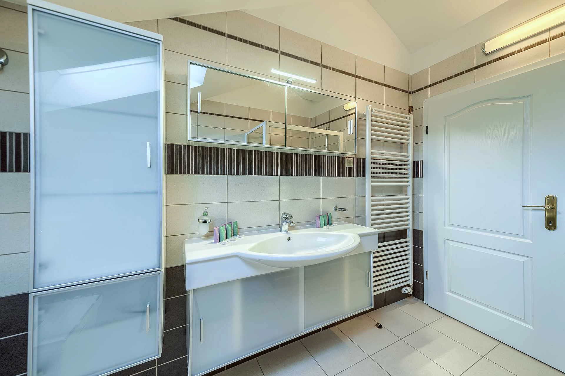 VILLA ROGLIĆ IM DALMATINISCHEN HINTERLAND MIT PRIVATEM POOL, TENNIS-, BOCCIA- UND GOLFPLATZ - 2203212 Villa Roglić im dalmatinischen Hinterland mit privatem Pool, Tennis-, Boccia- und Golfplatz