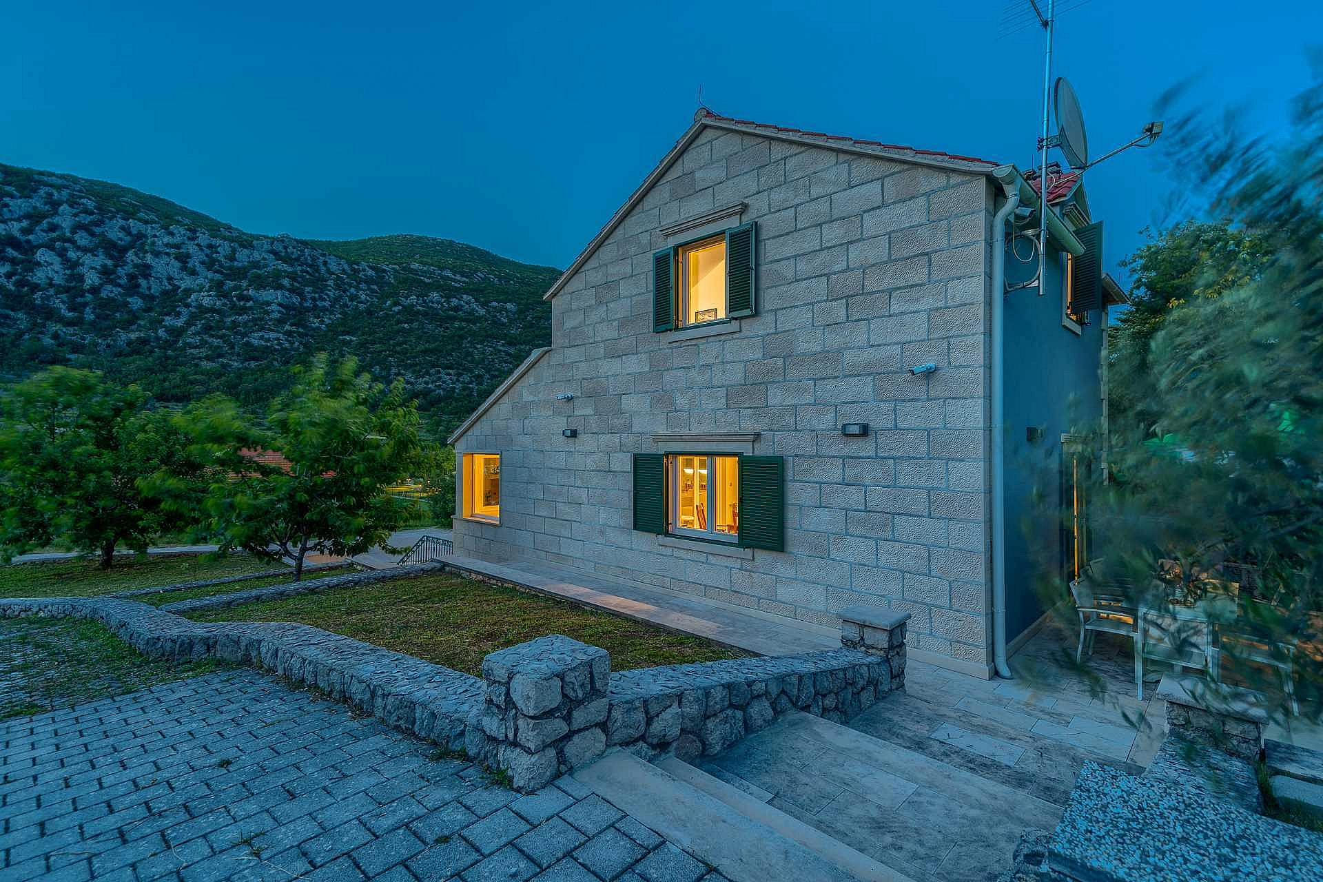 VILLA ROGLIĆ IM DALMATINISCHEN HINTERLAND MIT PRIVATEM POOL, TENNIS-, BOCCIA- UND GOLFPLATZ - 2203214 Villa Roglić im dalmatinischen Hinterland mit privatem Pool, Tennis-, Boccia- und Golfplatz