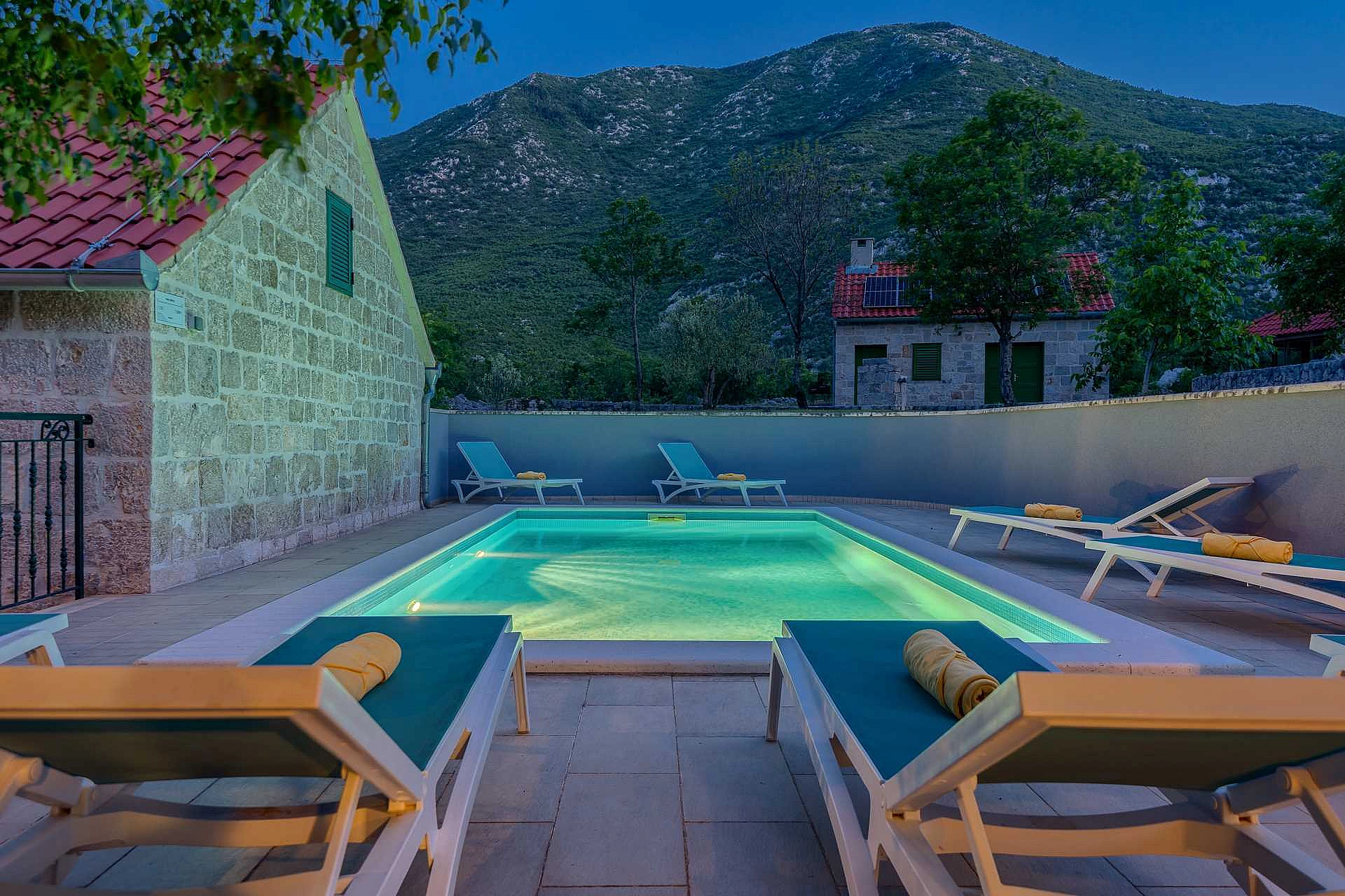 VILLA ROGLIĆ IM DALMATINISCHEN HINTERLAND MIT PRIVATEM POOL, TENNIS-, BOCCIA- UND GOLFPLATZ - 2203215 Villa Roglić im dalmatinischen Hinterland mit privatem Pool, Tennis-, Boccia- und Golfplatz