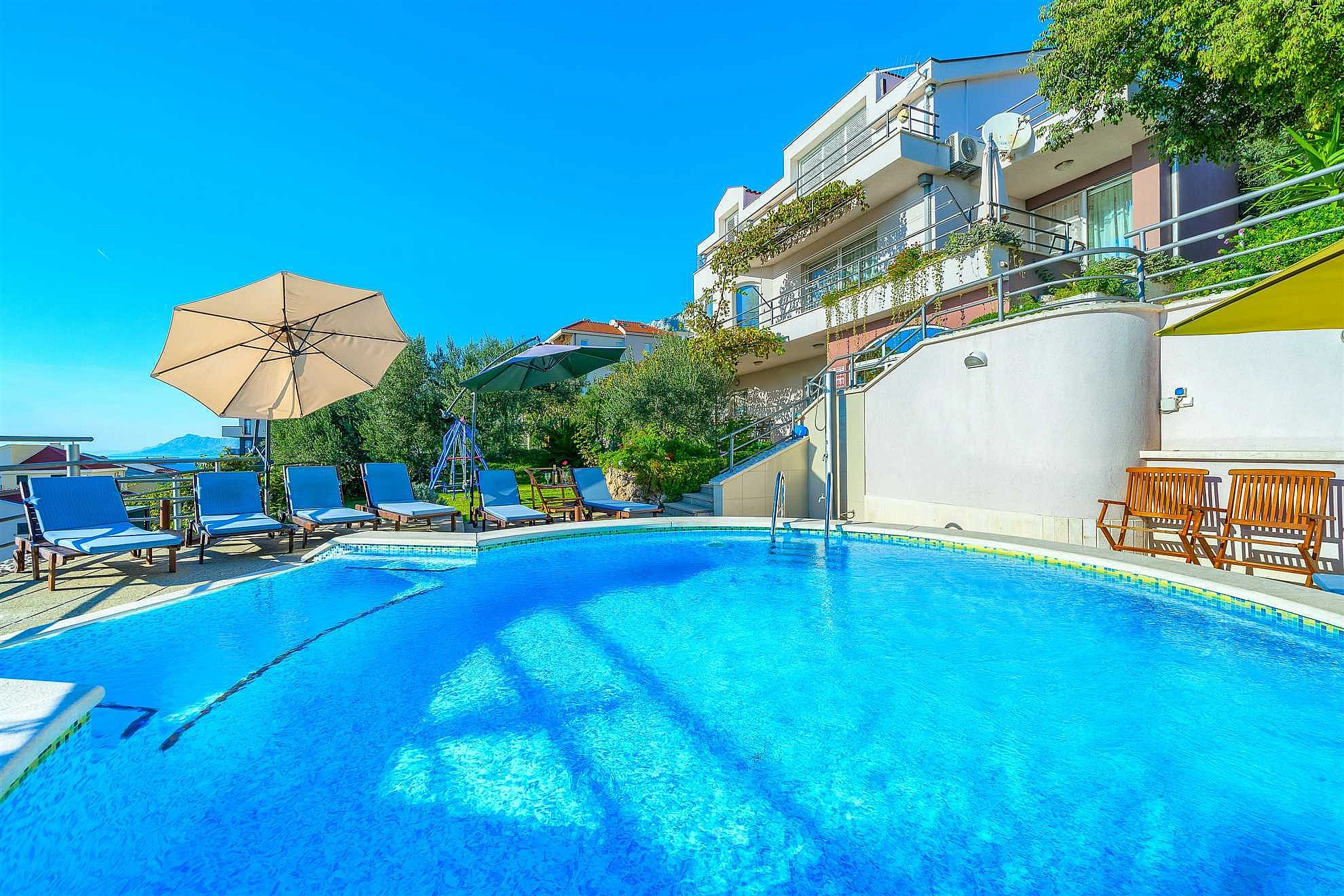 Villa Nugal - Familienvilla mit 5 Schlafzimmern und beheiztem Pool in Makarska