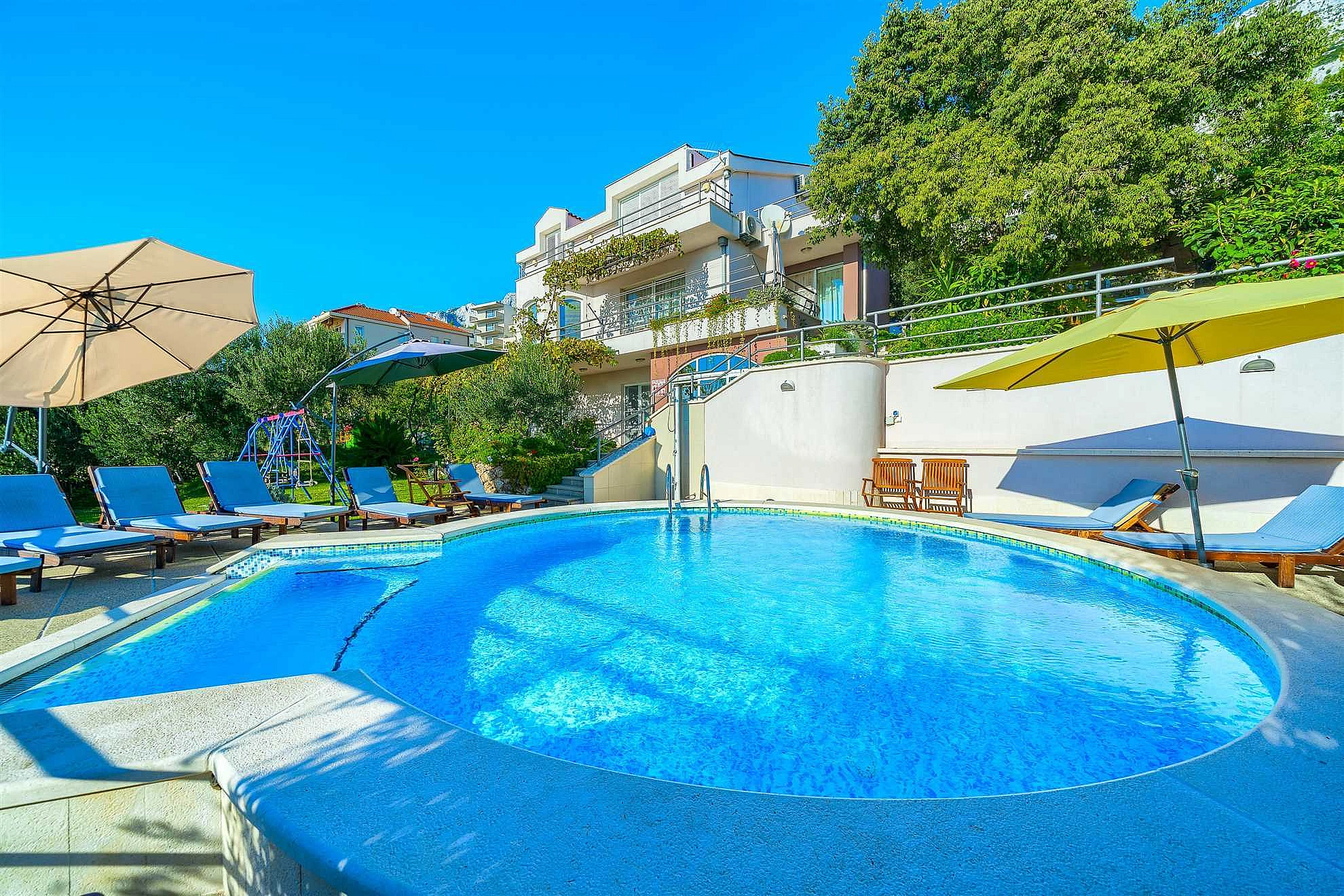 Villa Nugal - Familienvilla mit 5 Schlafzimmern und beheiztem Pool in Makarska