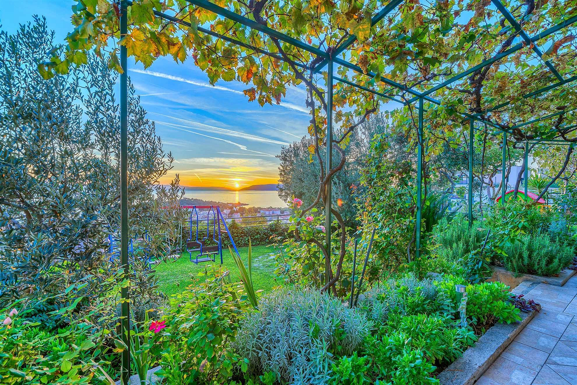 Villa Nugal - Familienvilla mit 5 Schlafzimmern und beheiztem Pool in Makarska