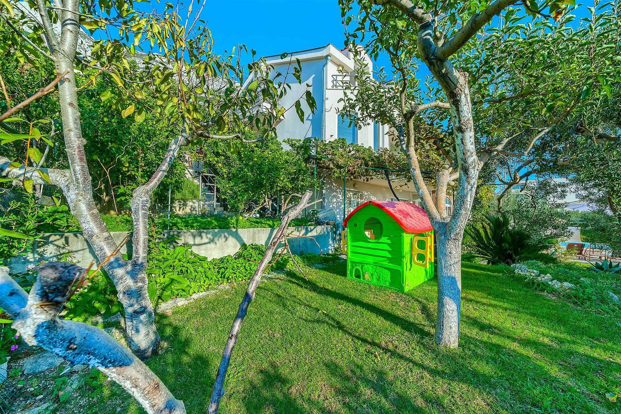 Villa Nugal - Familienvilla mit 5 Schlafzimmern und beheiztem Pool in Makarska