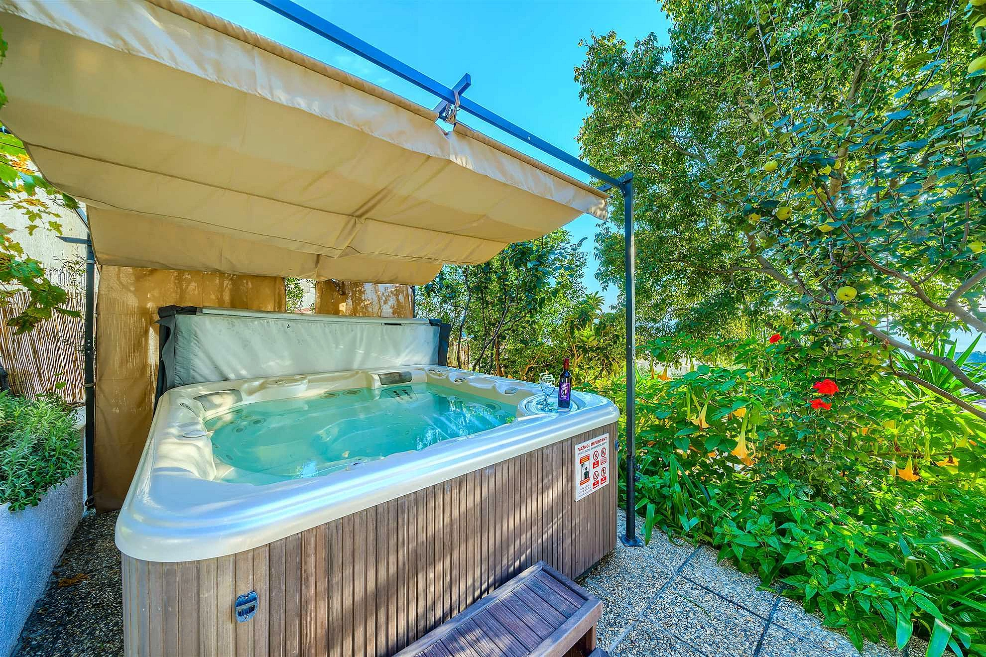 Villa Nugal - Familienvilla mit 5 Schlafzimmern und beheiztem Pool in Makarska